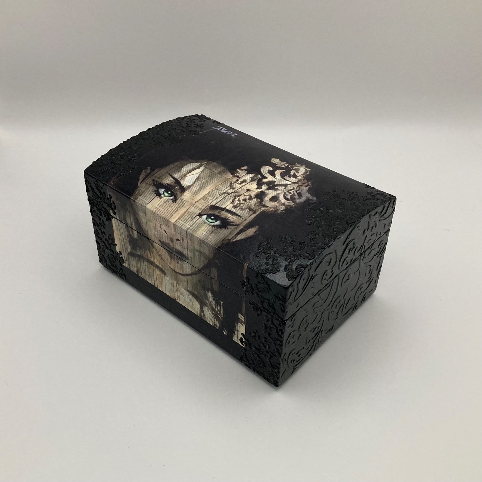 Handgedecoreerde bamboe sieradendoos ‘Green Eyed Girl’