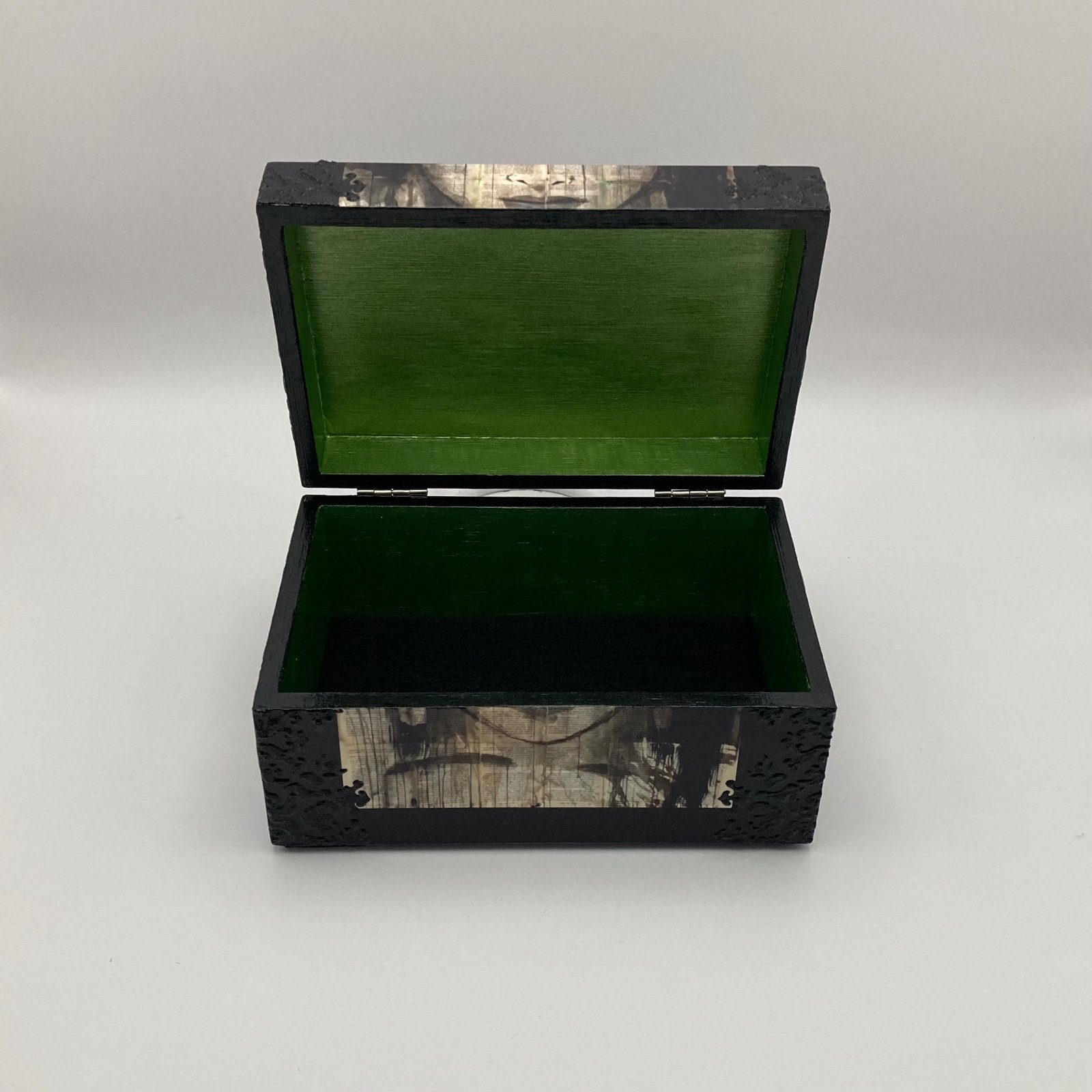 Handgedecoreerde bamboe sieradendoos ‘Green Eyed Girl’