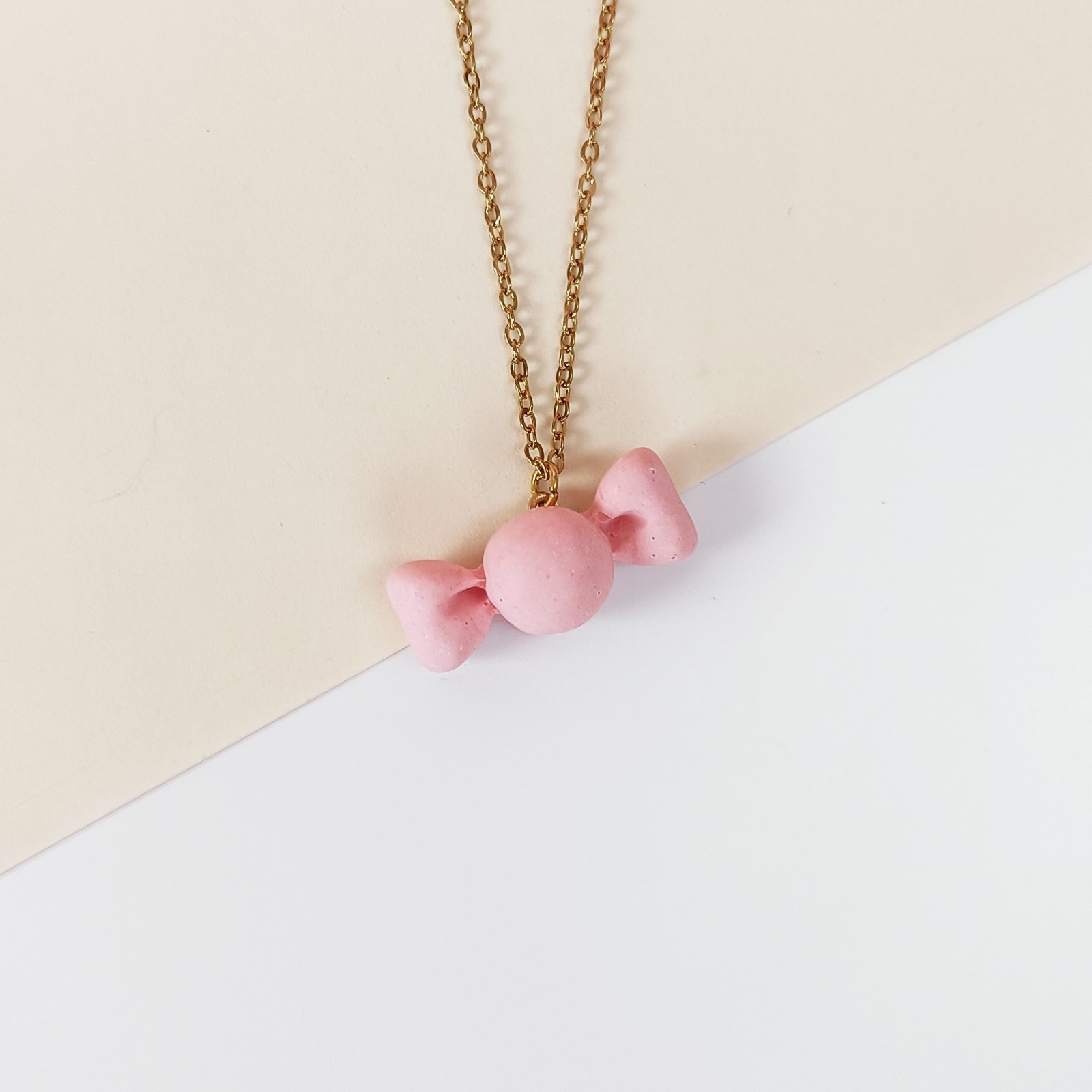 Ketting met roze snoepje