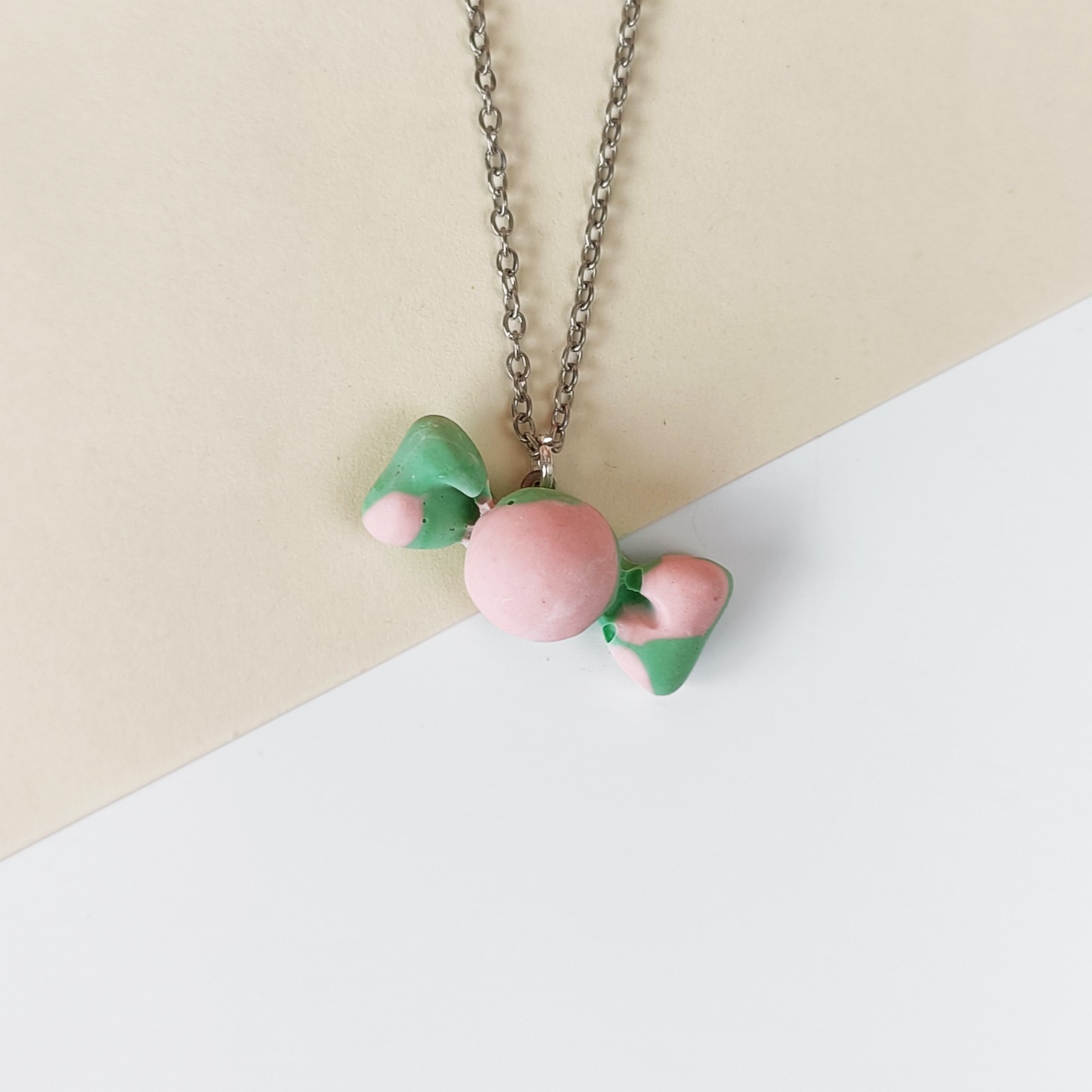Ketting met roze snoepje