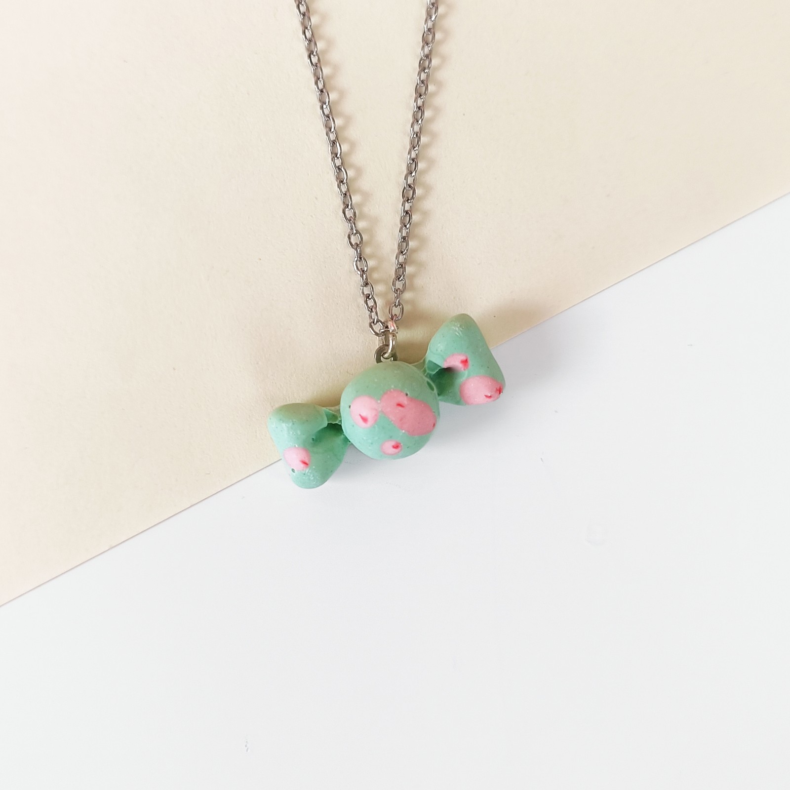 Ketting met roze snoepje