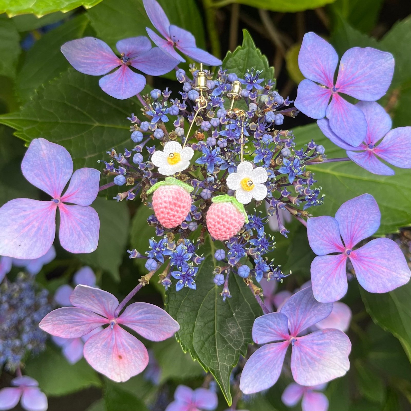 Micro Gehaakte Aardbei Oorbellen met Bloemetjes - 86683 Micro Gehaakte Aardbei Oorbellen met Bloemetjes