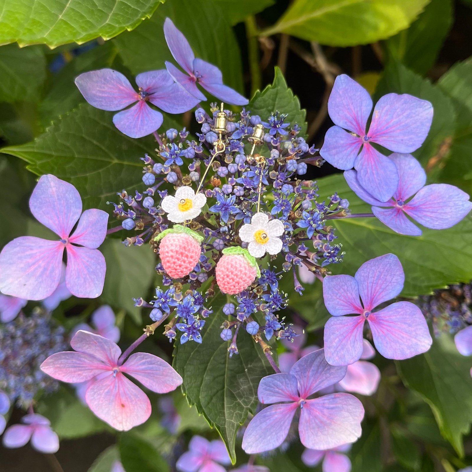 Micro Gehaakte Aardbei Oorbellen met Bloemetjes - 86684 Micro Gehaakte Aardbei Oorbellen met Bloemetjes