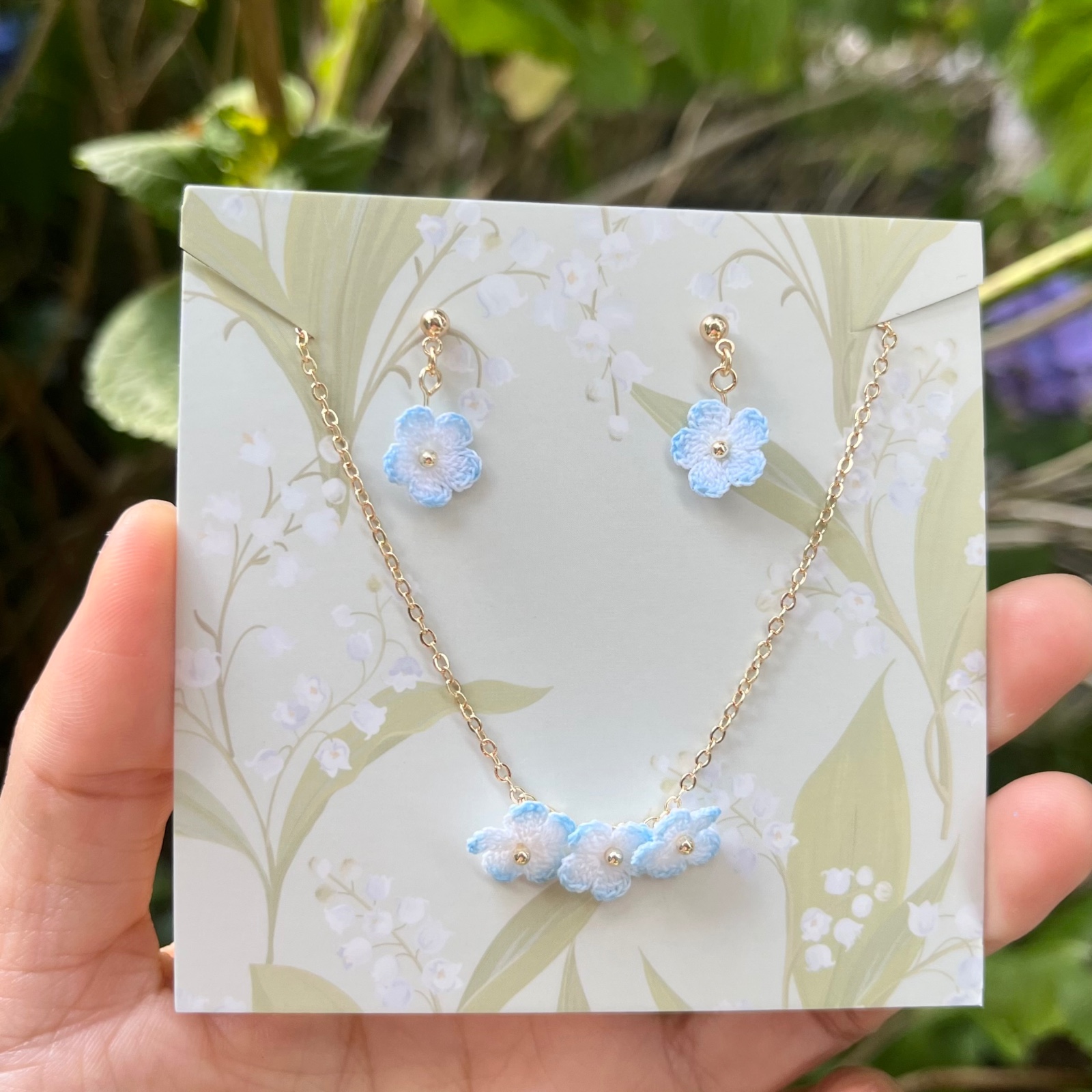 Micro Gehaakte Vergeet-Mij-Niet Sieradenset – Hangende Oorbellen & … - 84648 Micro Gehaakte Vergeet-Mij-Niet Sieradenset – Hangende Oorbellen & Ketting