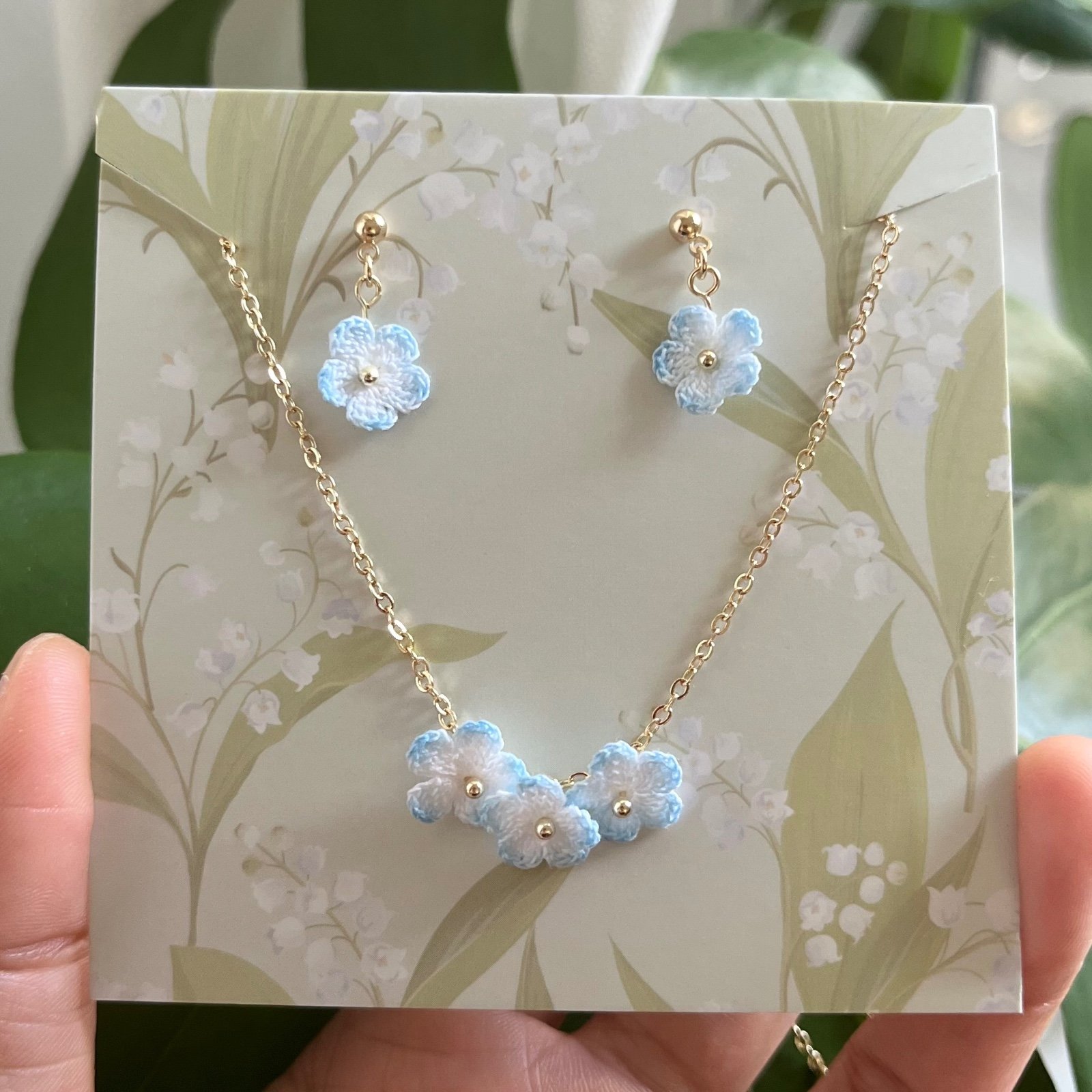 Micro Gehaakte Vergeet-Mij-Niet Sieradenset – Hangende Oorbellen & … - 84650 Micro Gehaakte Vergeet-Mij-Niet Sieradenset – Hangende Oorbellen & Ketting