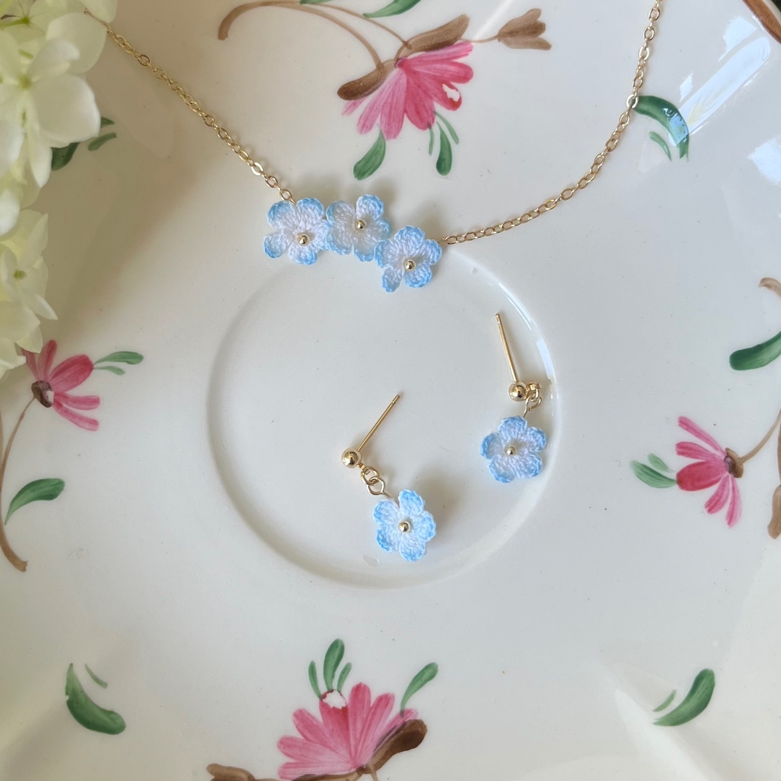 Micro Gehaakte Vergeet-Mij-Niet Sieradenset – Hangende Oorbellen & … - 84651 Micro Gehaakte Vergeet-Mij-Niet Sieradenset – Hangende Oorbellen & Ketting