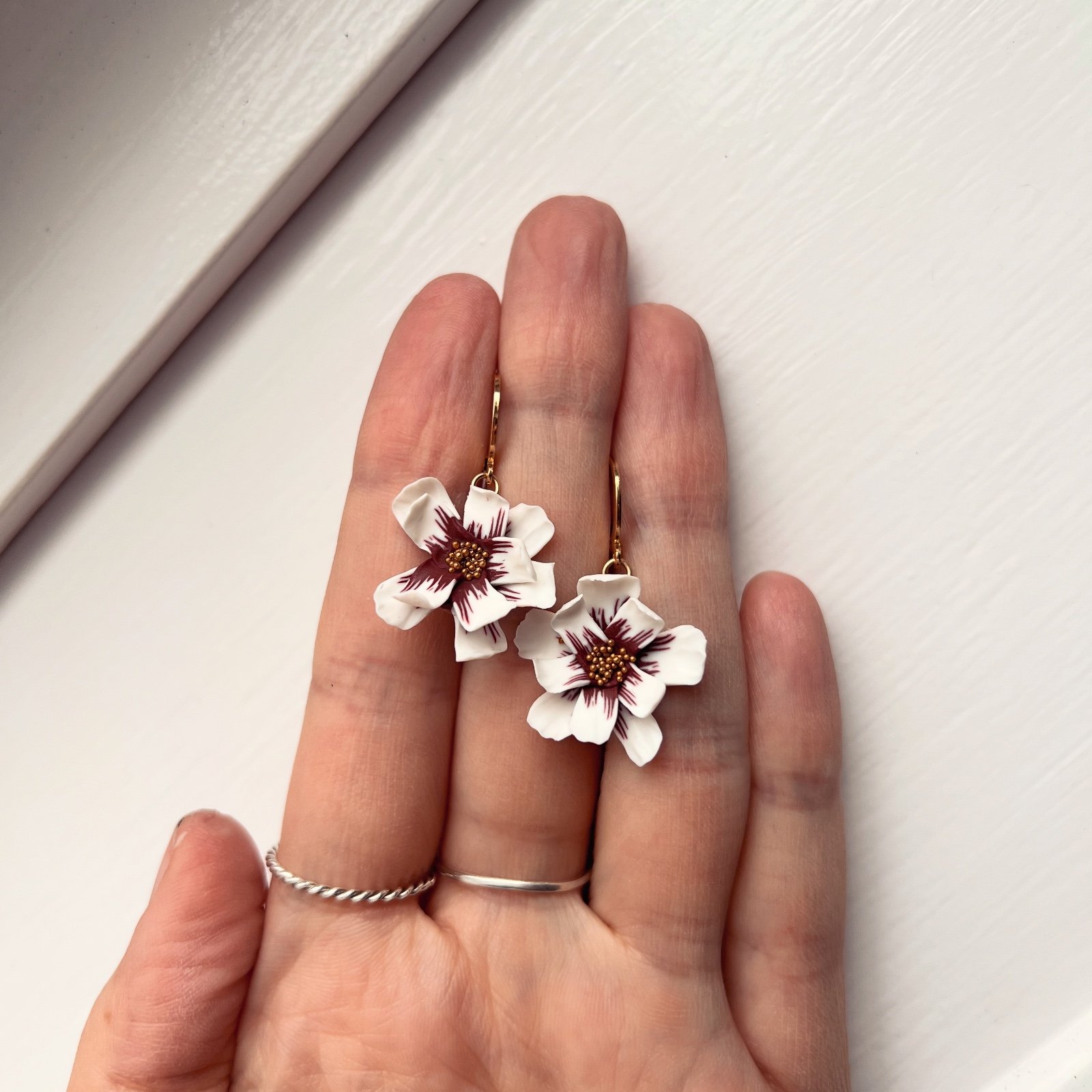 Rood-witte bloem oorbellen met gouden details - 86199 Rood-witte bloem oorbellen met gouden details