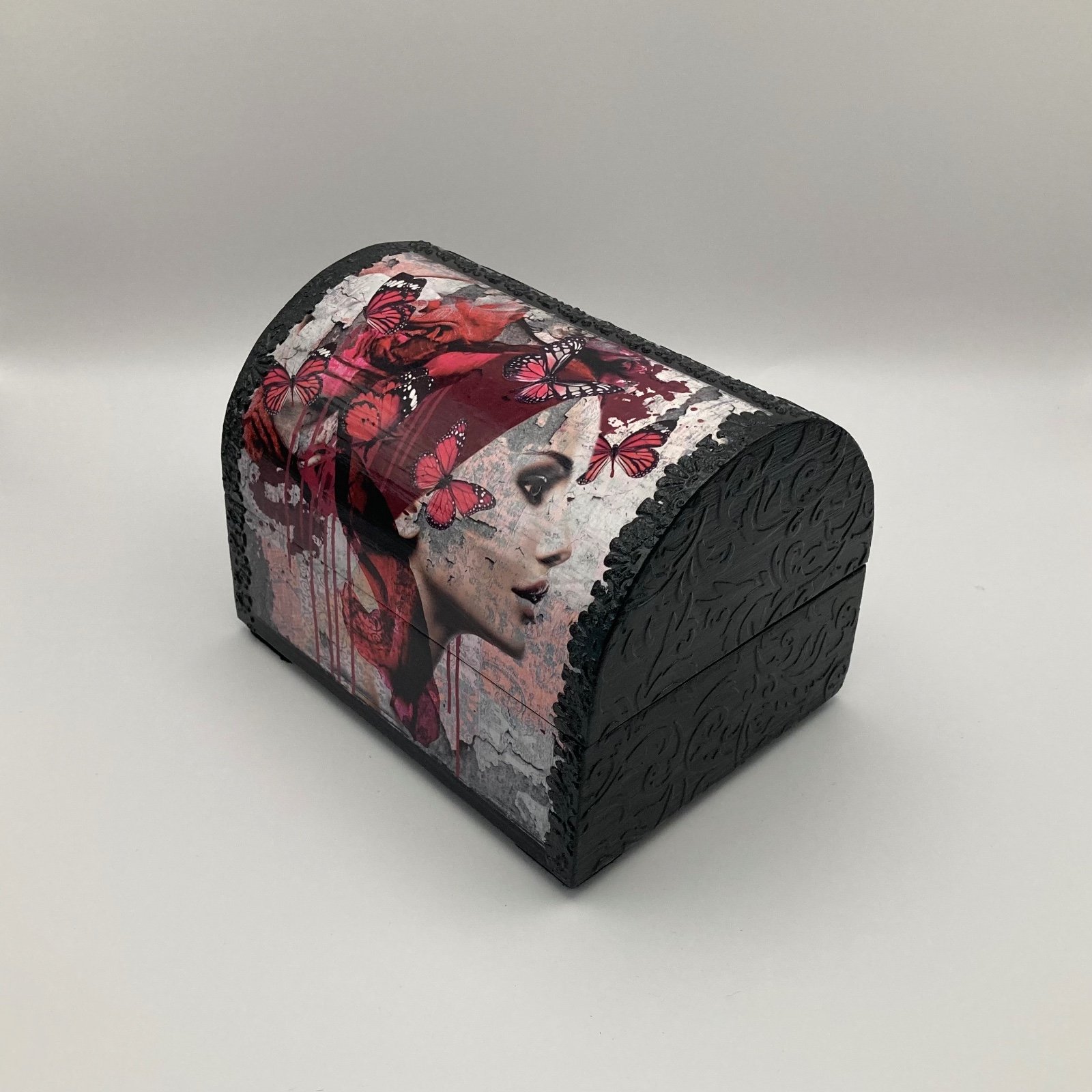 Schatkistje ‘Veil of Scarlet Dreams’ voor interieur of cadeau - 85956 Handgedecoreerde houten sieradendoos ‘Veil of Scarlet Dreams’