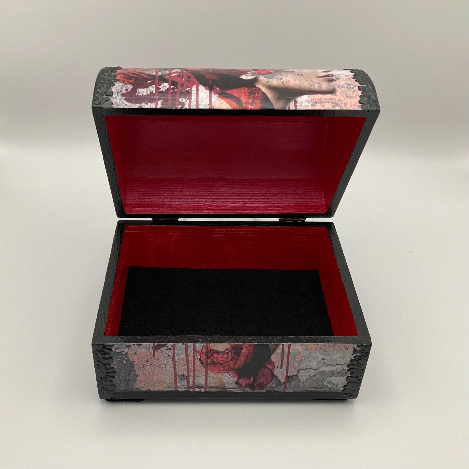 Schatkistje ‘Veil of Scarlet Dreams’ voor interieur of cadeau - 85957 Handgedecoreerde houten sieradendoos ‘Veil of Scarlet Dreams’