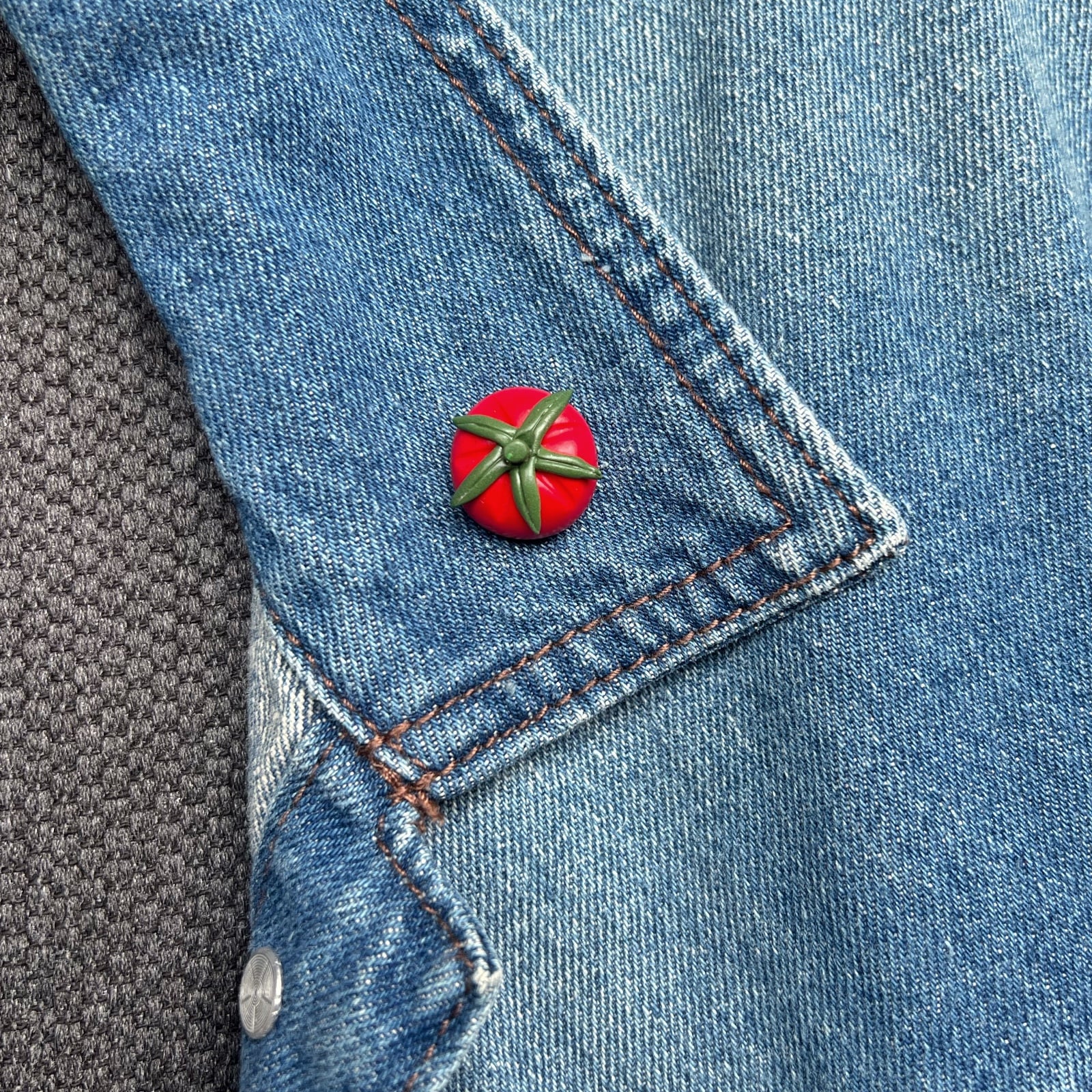 Tomaat pin voor tas of kleding