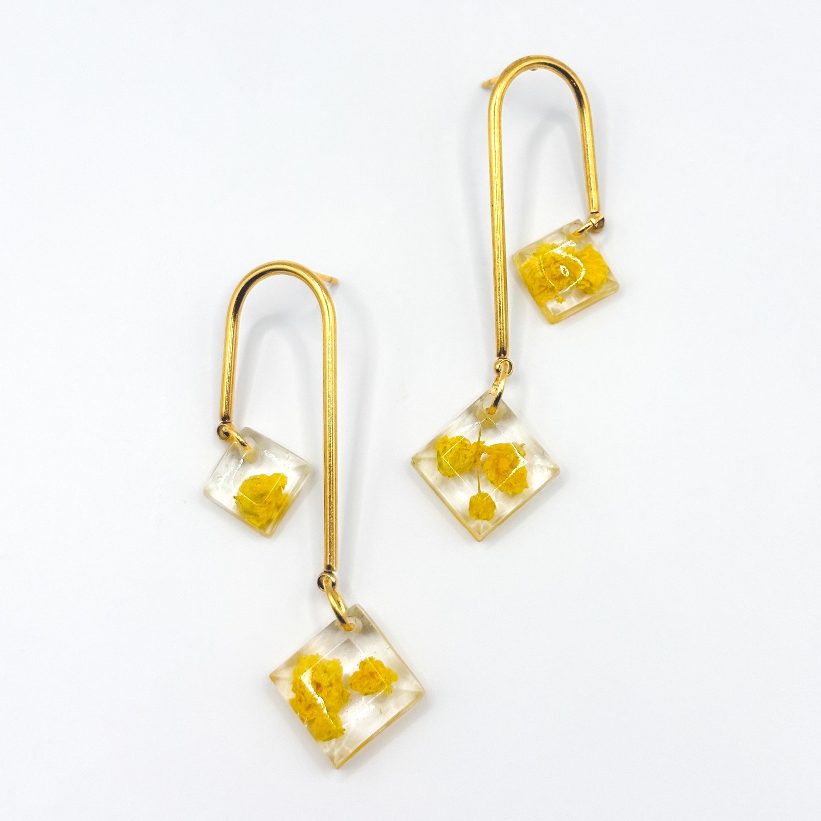 Asymmetrische Boogvormige Oorbellen met Echte Bloemen uit Amsterdam - 91675 Asymmetrische Boogvormige Oorbellen met Echte Bloemen uit Amsterdam (Limoncello Romance)