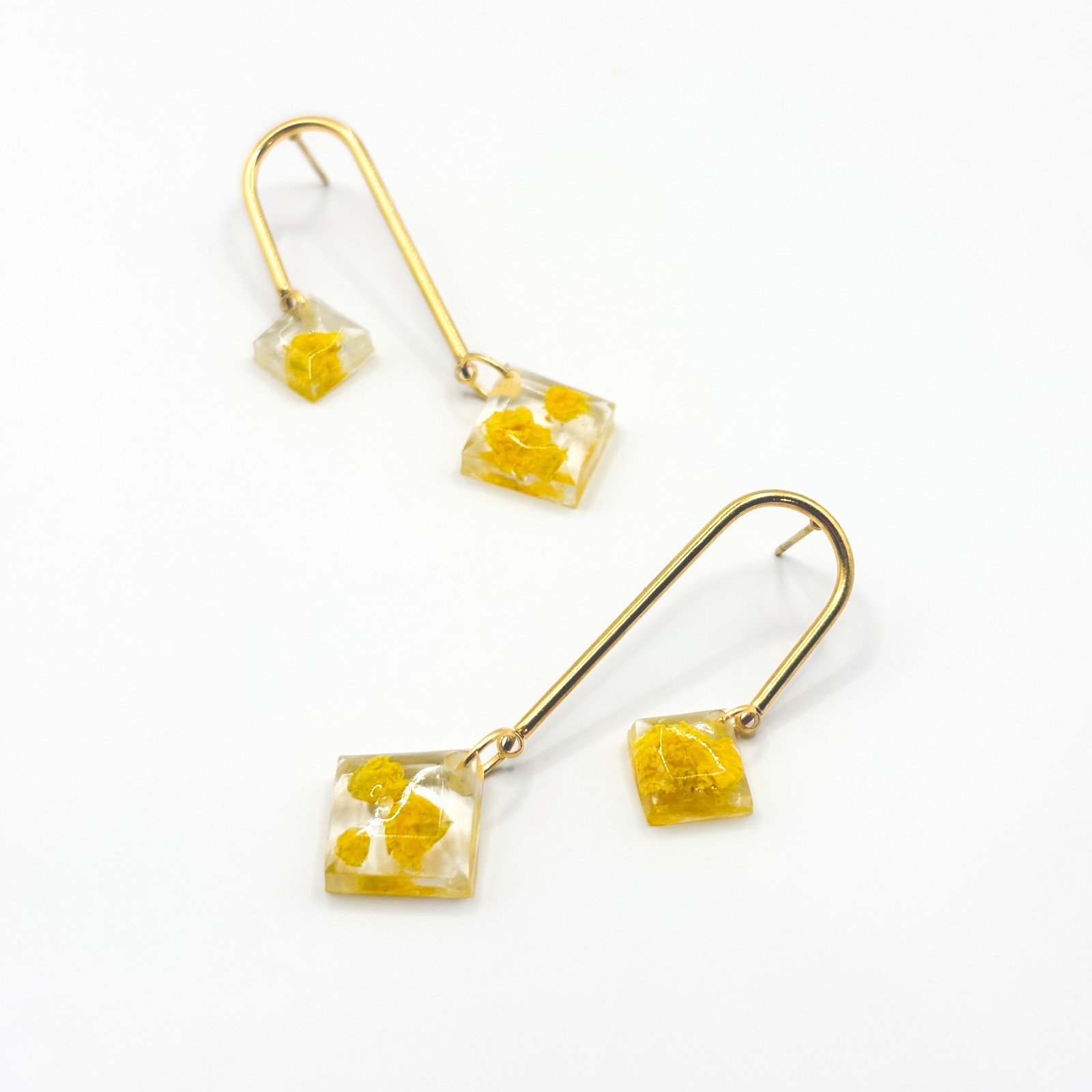 Asymmetrische Boogvormige Oorbellen met Echte Bloemen uit Amsterdam - 91677 Asymmetrische Boogvormige Oorbellen met Echte Bloemen uit Amsterdam (Limoncello Romance)