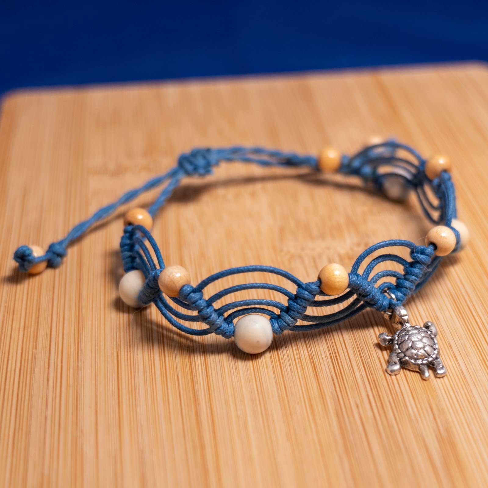 Blauwe armband met schildpad - handgeknoopt met waxkoord, houten en g… - 91960 Blauwe armband met schildpad - handgeknoopt met waxkoord, houten en gemarmerde kralen | Ocean Glow collectie