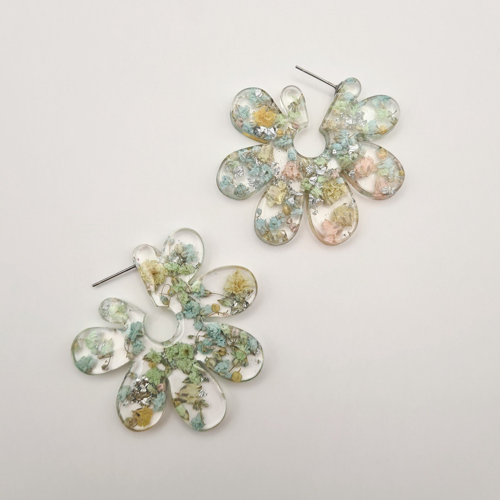 Organische Bloemen Hoop Oorbellen met Pastelkleurige Bloemenn - 91707 Organische Bloemen Hoop Oorbellen met Pastelkleurige Bloemen (Eternal Spring)