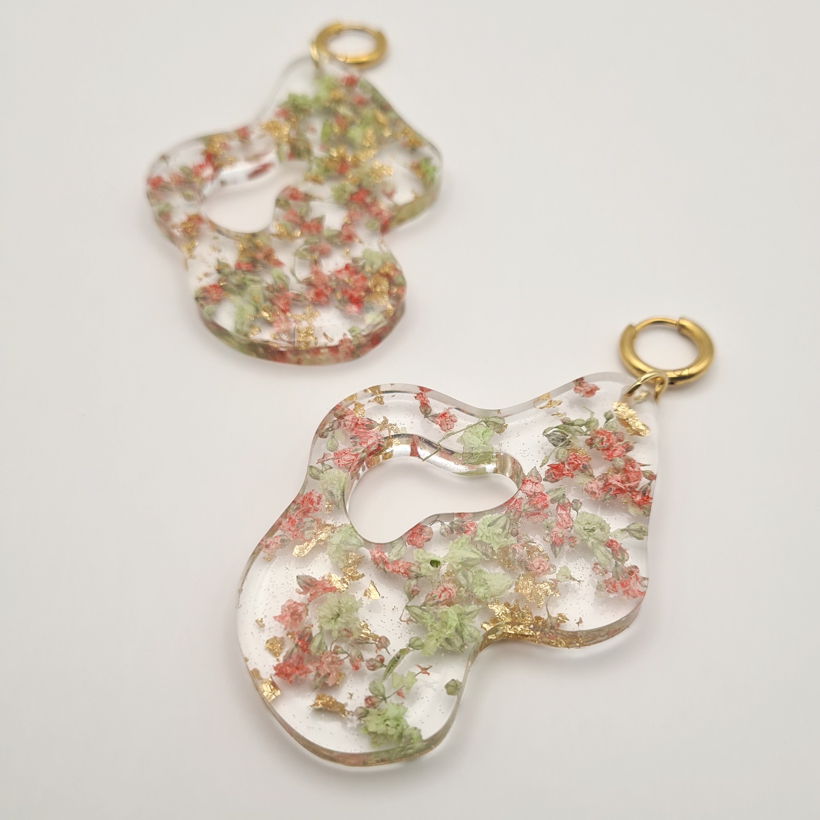 Organische Oorbellen met Echte Bloemen uit Leuven (Strawberry Matcha)