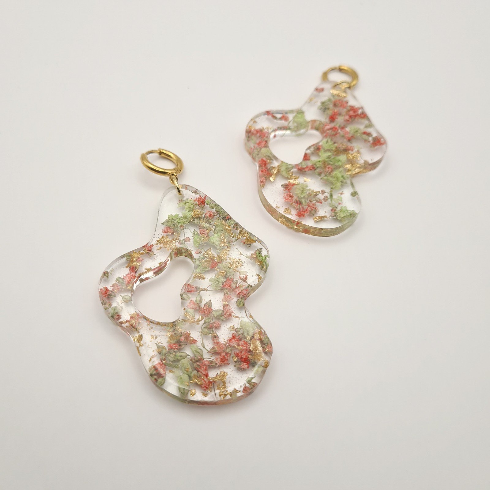 Organische Oorbellen met Echte Bloemen uit Leuven (Strawberry Matcha)