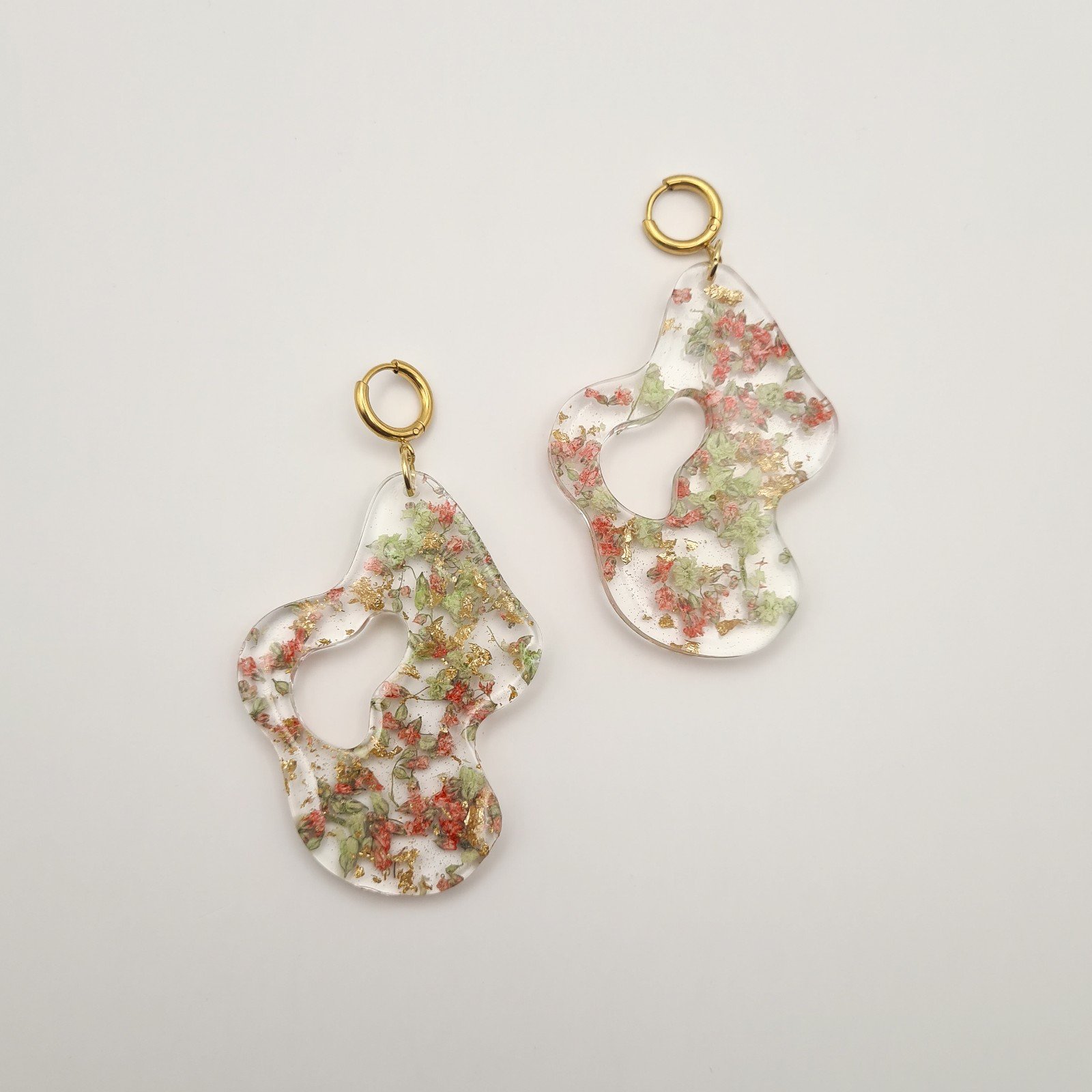 Organische Oorbellen met Echte Bloemen uit Leuven (Strawberry Matcha)