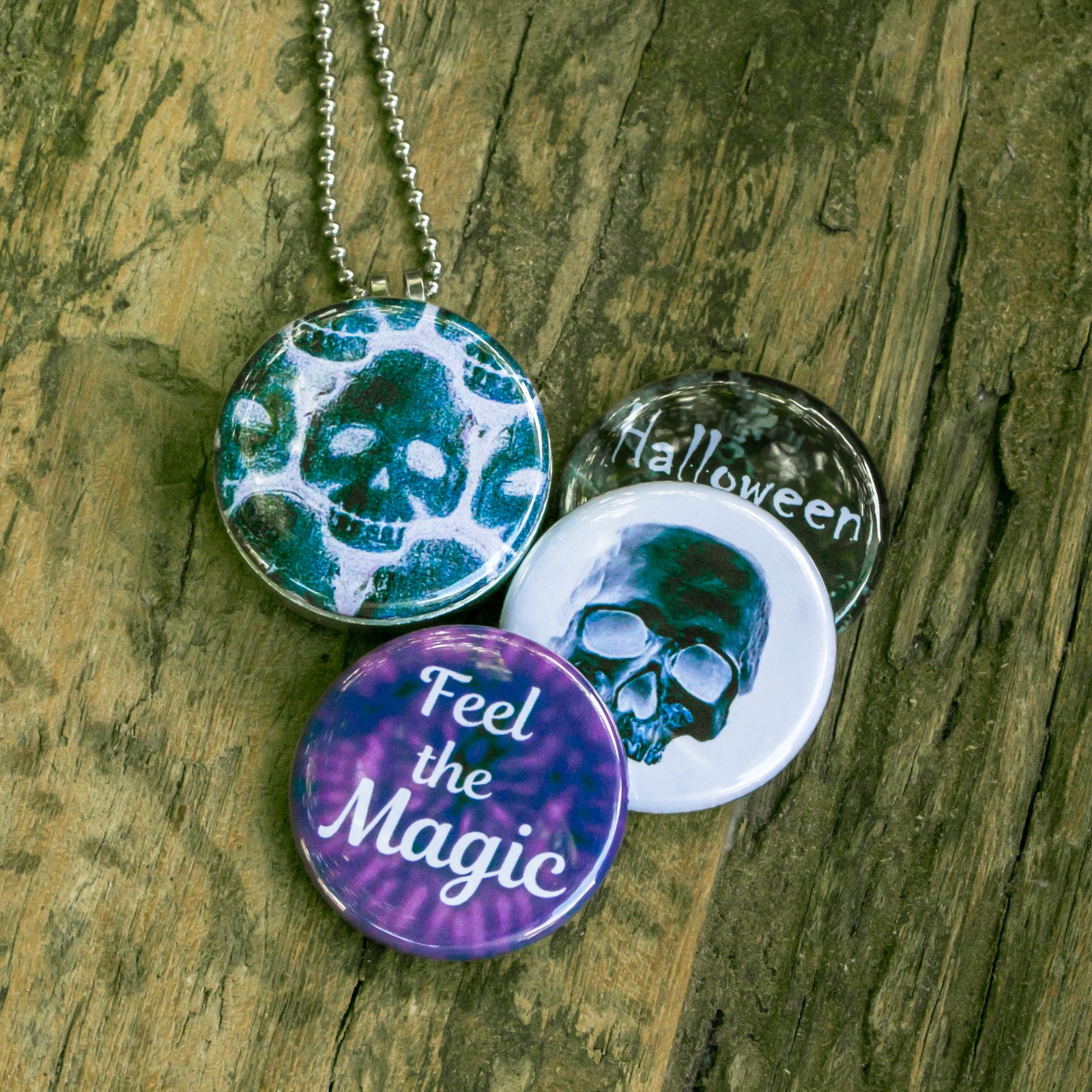 Roestvrij stalen fotomedaillon ketting met drie verschillende verwiss… - 91922 Roestvrij stalen fotomedaillon ketting met drie verschillende verwisselbare voorkanten met foto`s van griezelige halloween items,spooky donkere halloween ketting.Rvs/roestvrij stalen fotomedaillon.