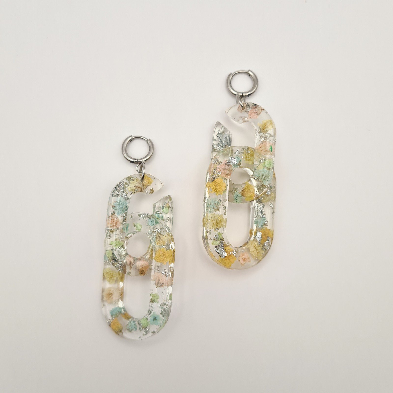 Schakelvormige Oorbellen met Pastelkleurige Bloemen - 91287 Schakelvormige Oorbellen met Pastelkleurige Bloemen (Eternal Spring)