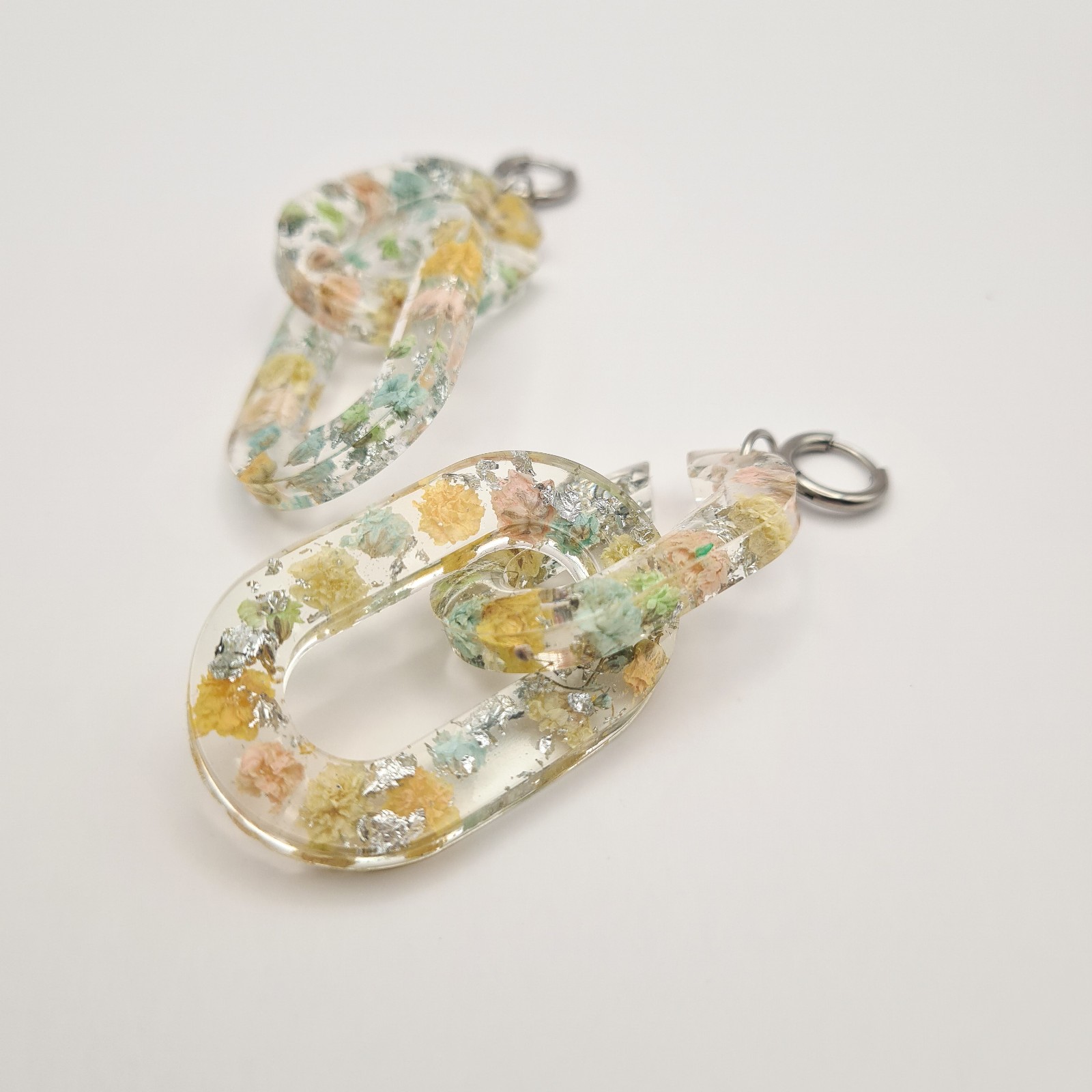 Schakelvormige Oorbellen met Pastelkleurige Bloemen - 91288 Schakelvormige Oorbellen met Pastelkleurige Bloemen (Eternal Spring)