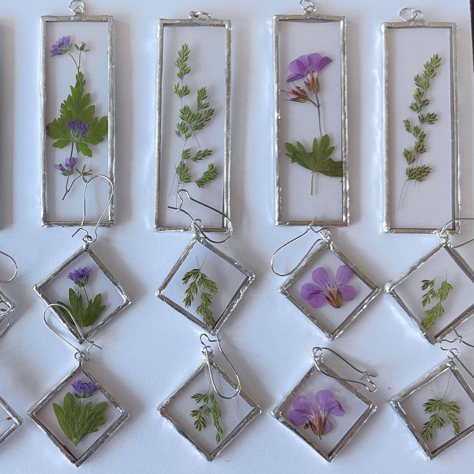 Sieradenset echte bloemen in Glas in lood/Tiffany. Hanger en oorhange… - 90633 Sieradenset echte bloemen in Glas in lood/Tiffany. Hanger en oorhangers