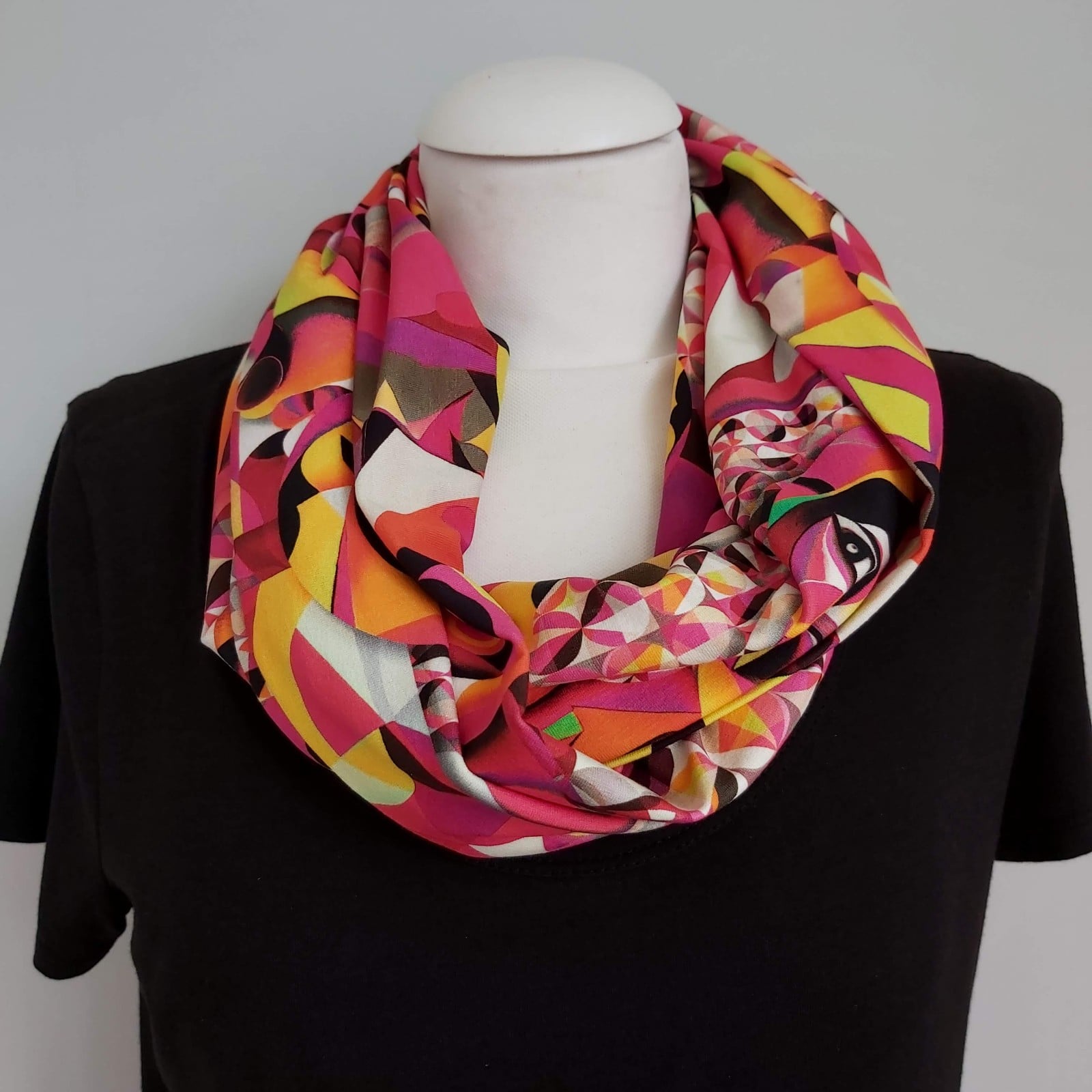 Tricot colsjaal (roze | abstract, faces) - 89422 Tricot colsjaal (roze | abstract, faces)