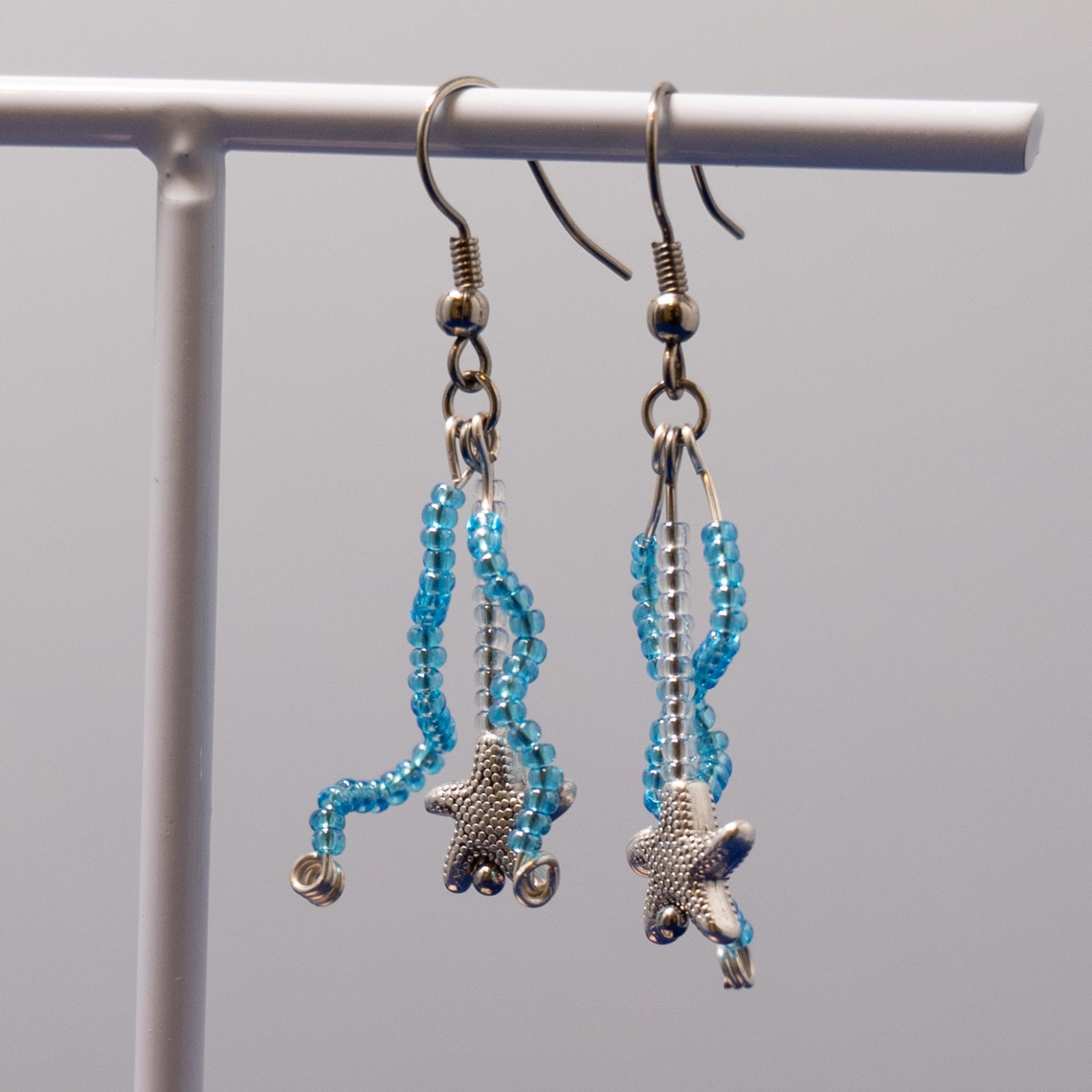 Zeester oorbellen - lichtgewicht & handgemaakt met blauwe glaskralen … - 90519 Zeester oorbellen - lichtgewicht & handgemaakt met blauwe glaskralen | Ocean Glow collectie