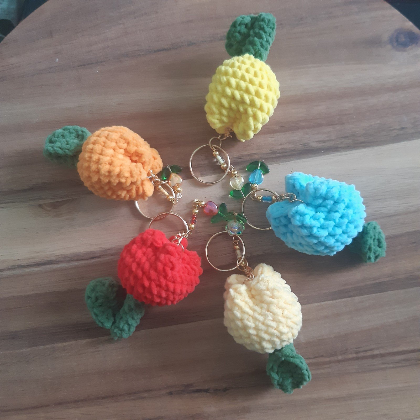 Bloemen Tulips gehaakte sleutelhanger: Een mooi bloempje voor je sleu… - 96078 Bloemen Tulips gehaakte sleutelhanger: Een mooi bloempje voor je sleutels: velvet yarn