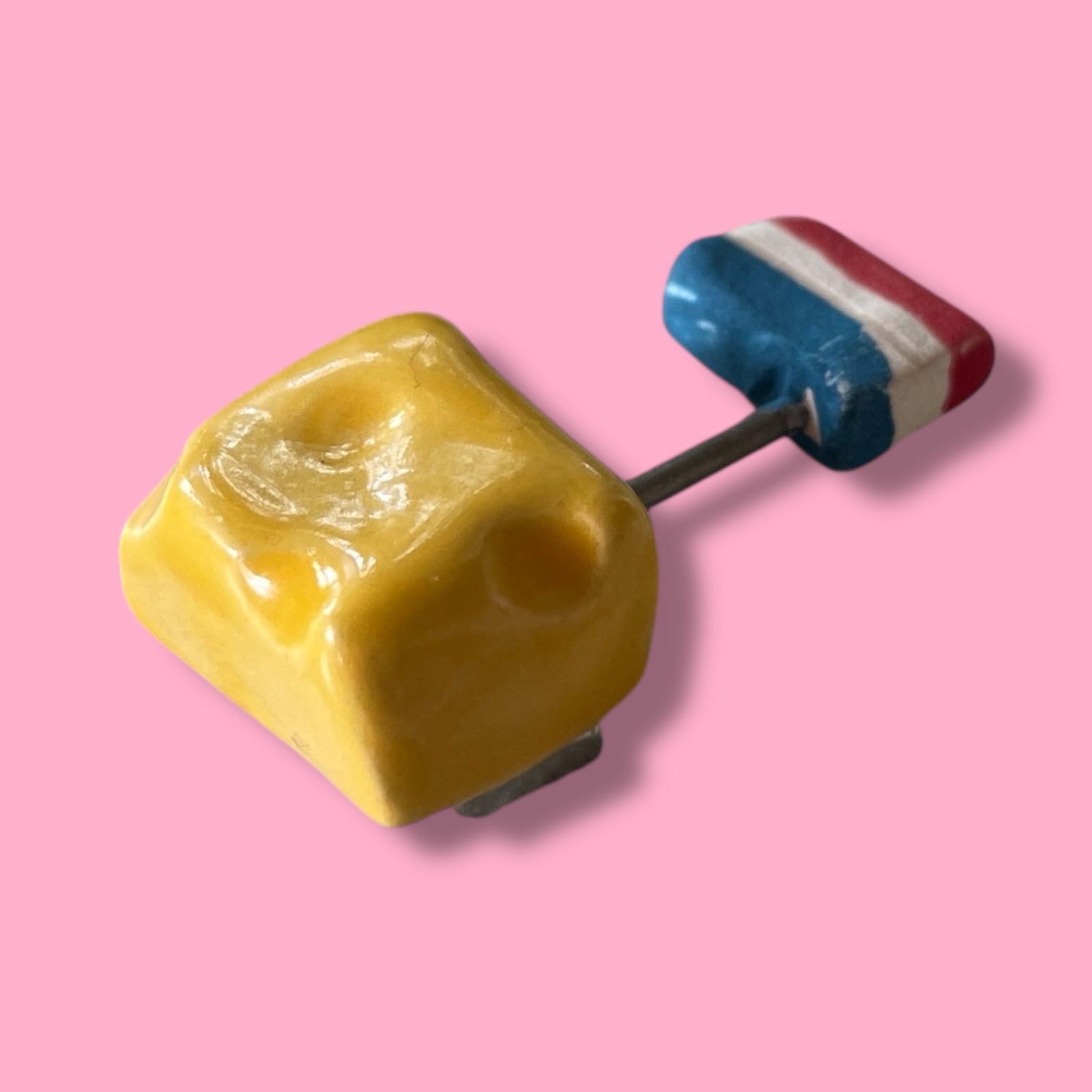 Broche van keramiek: blokje kaas