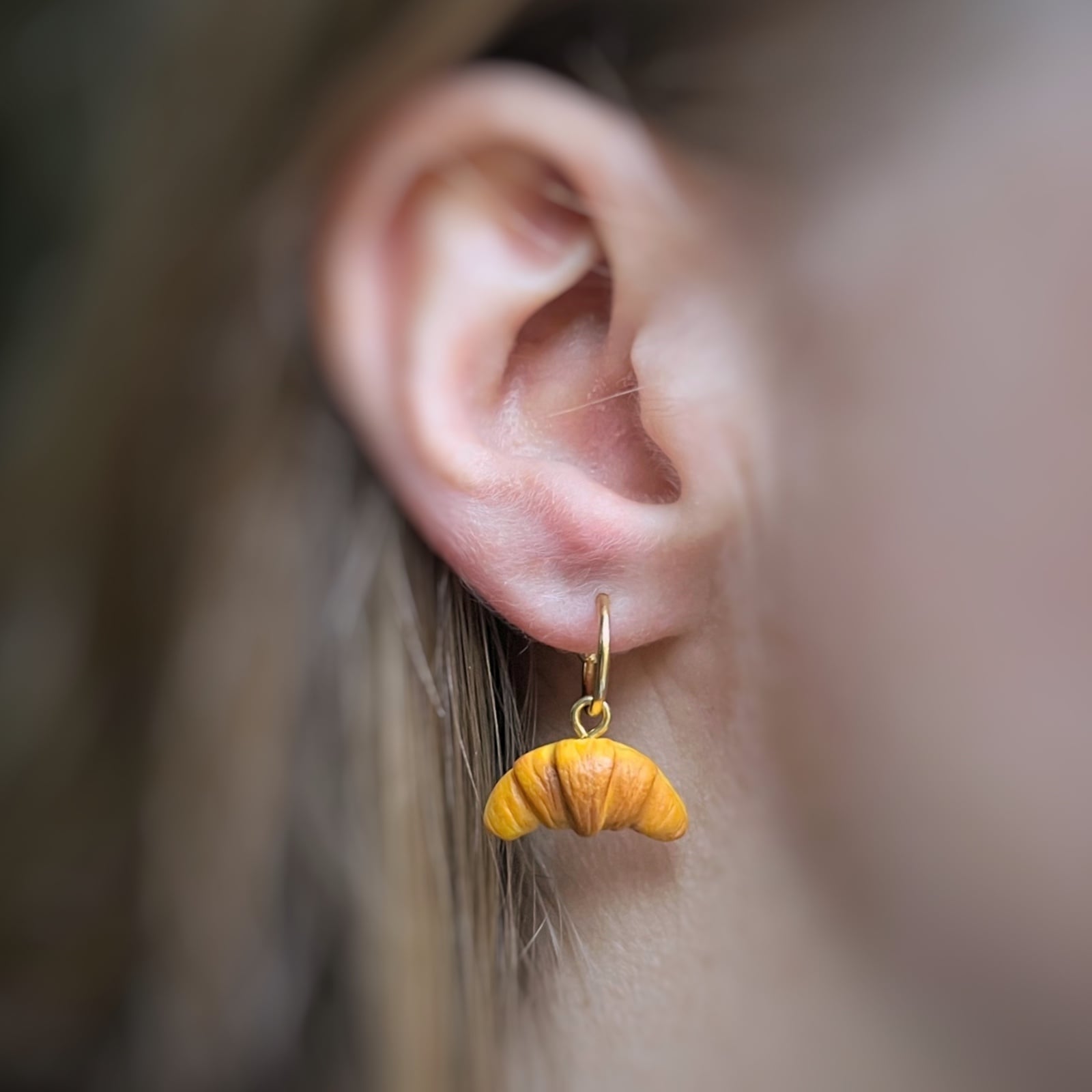 Croissant oorbellen hangertje huggie