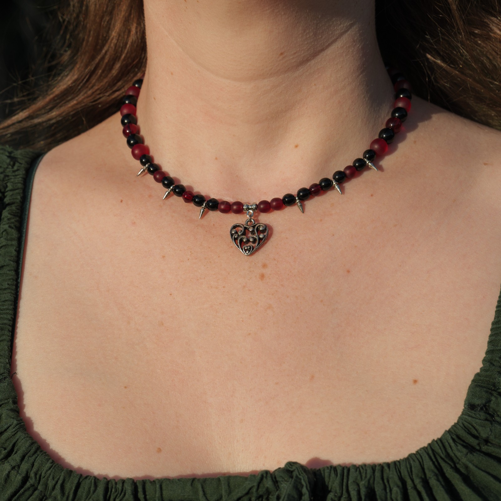 Ketting met hart, spikes en rode en zwarte kralen - 97109 Ketting met hart, spikes en rode en zwarte kralen