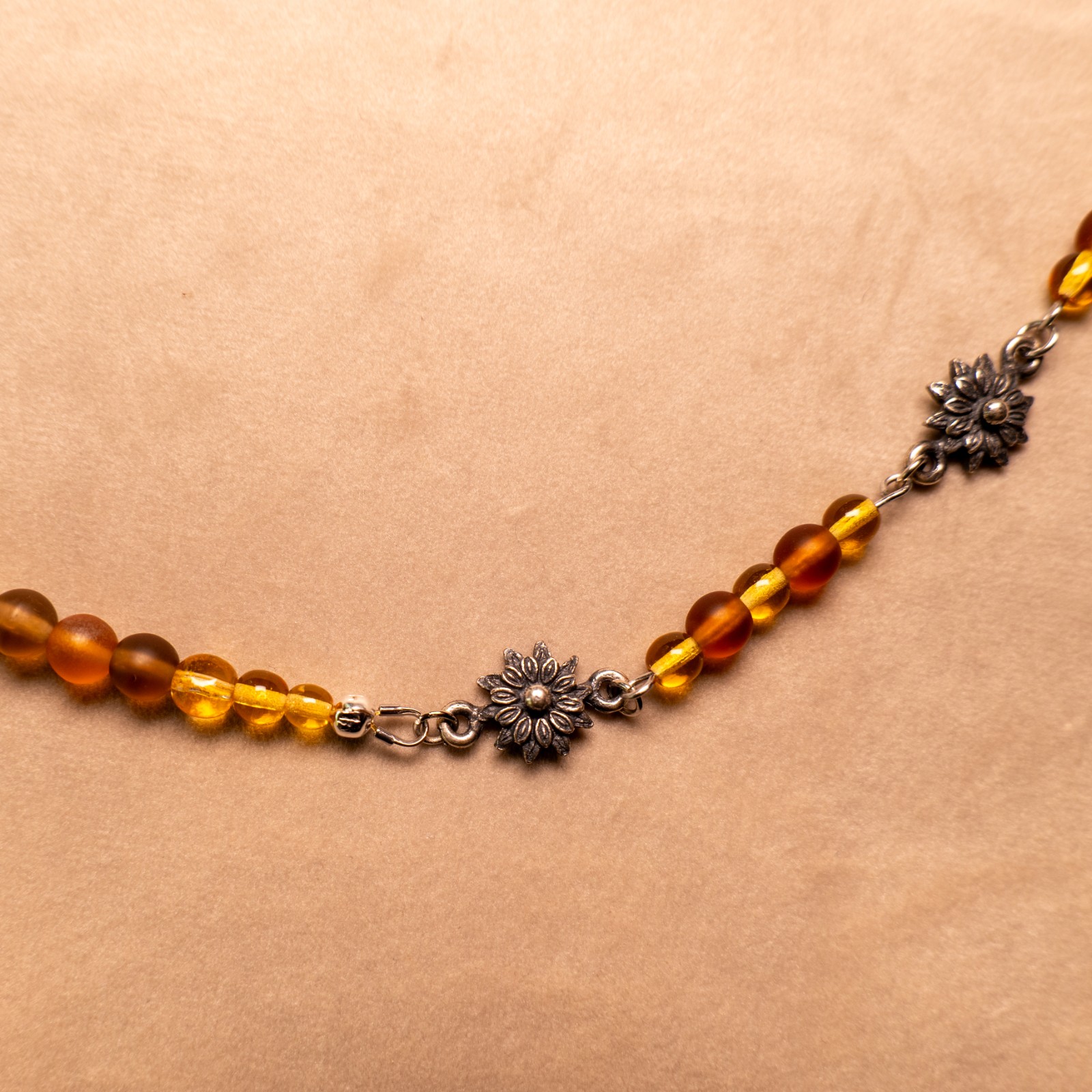 Ketting met zonnebloemen en gele en bruine kralen