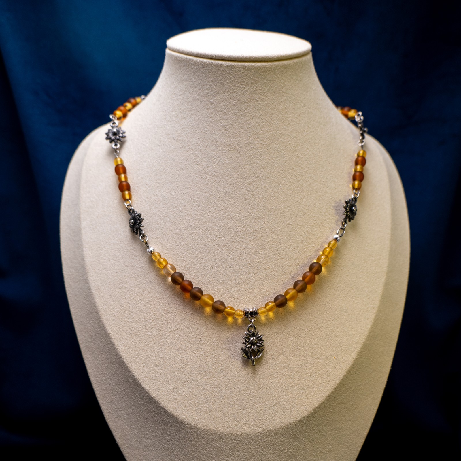 Ketting met zonnebloemen en gele en bruine kralen