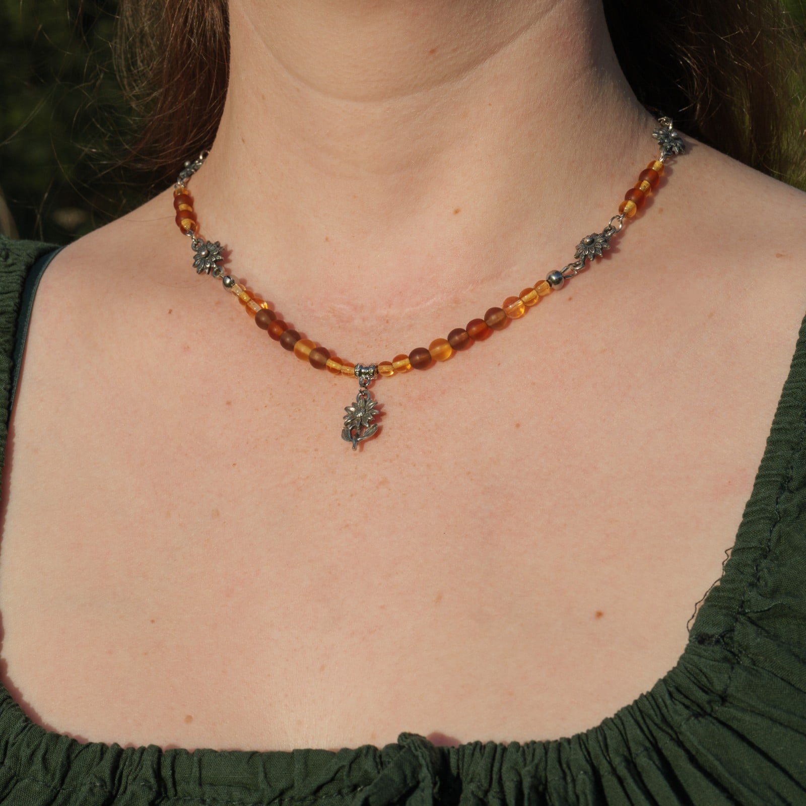 Ketting met zonnebloemen en gele en bruine kralen