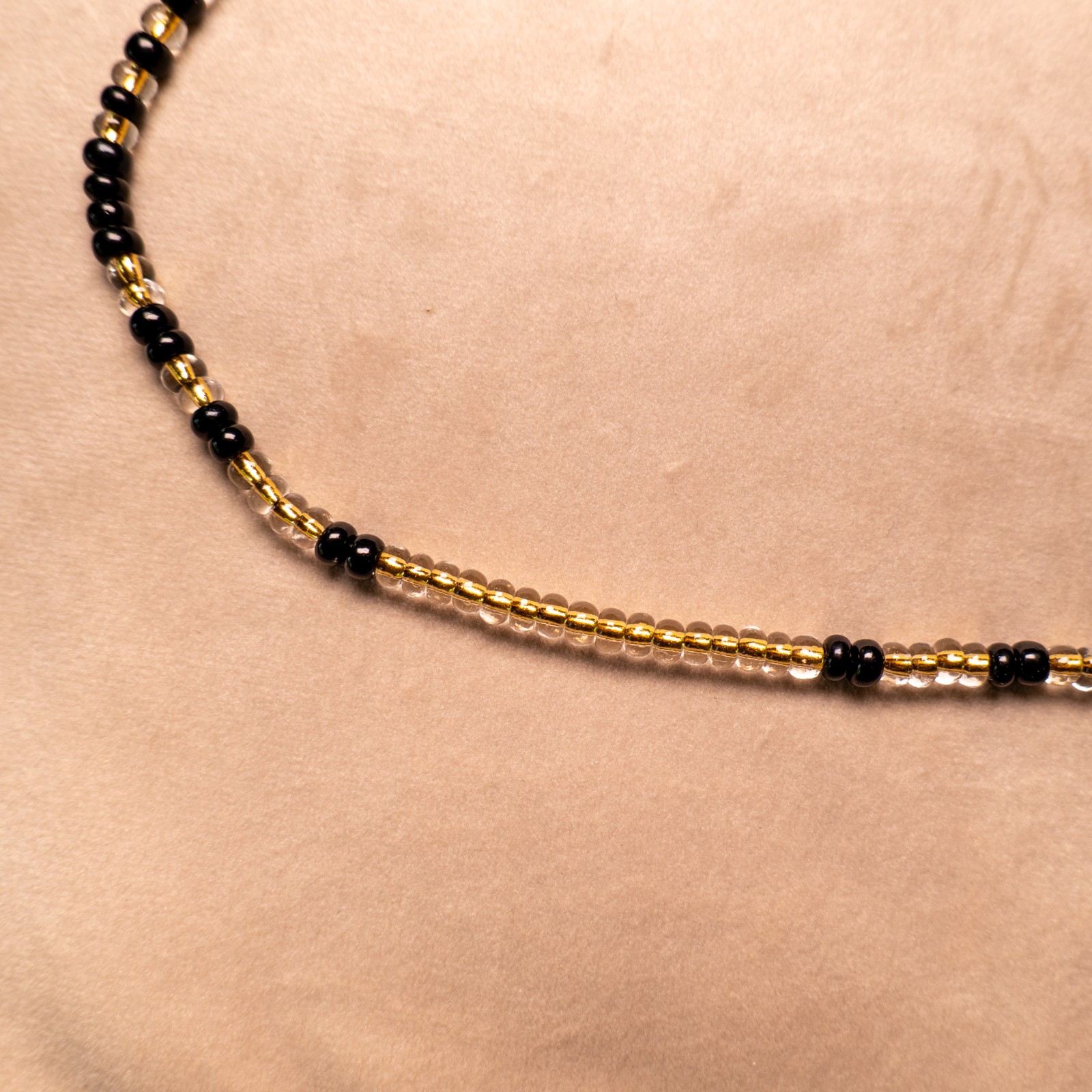 Ketting met zwarte rocailles en transparante kralen met gele kern