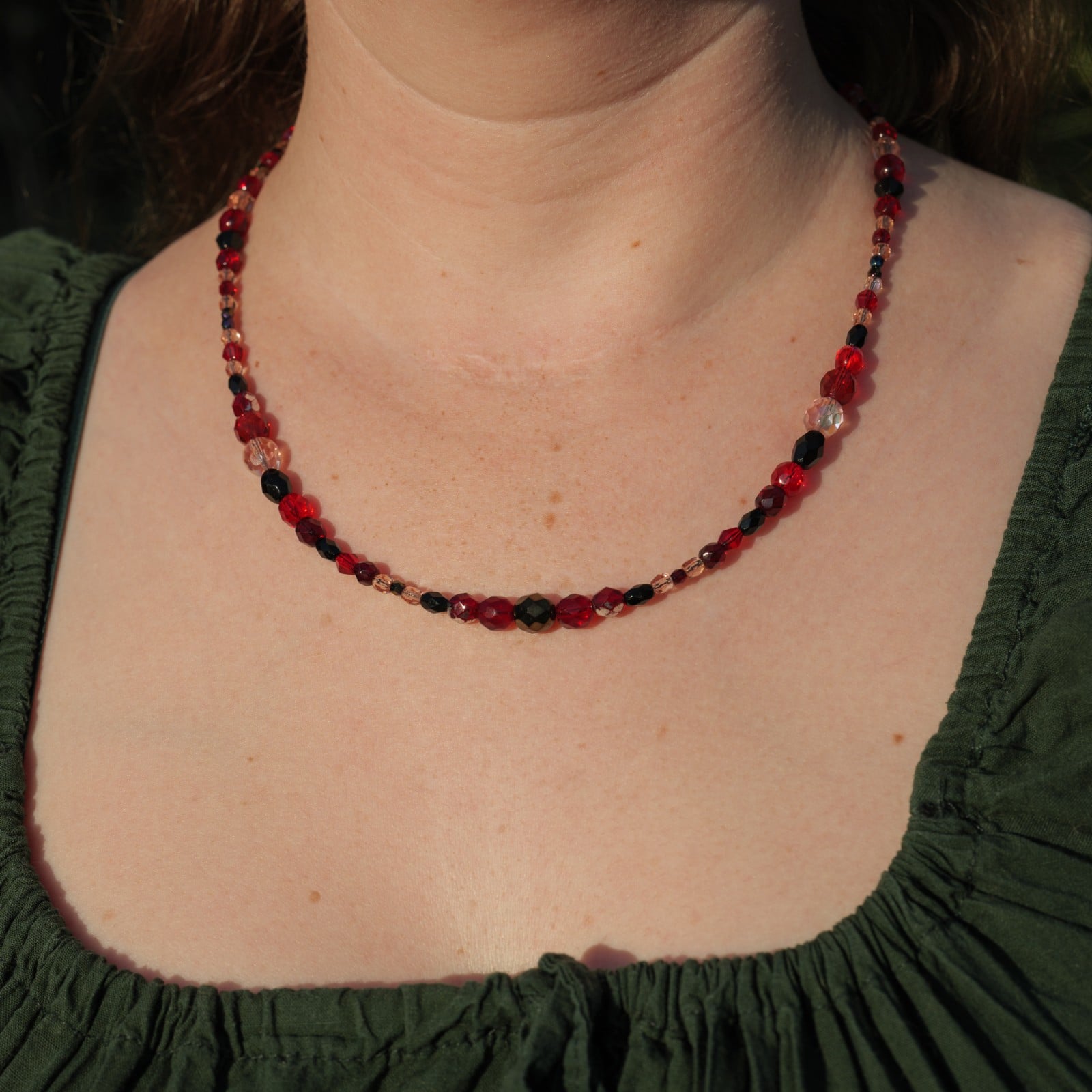 Ketting van rode en zwarte facetkralen