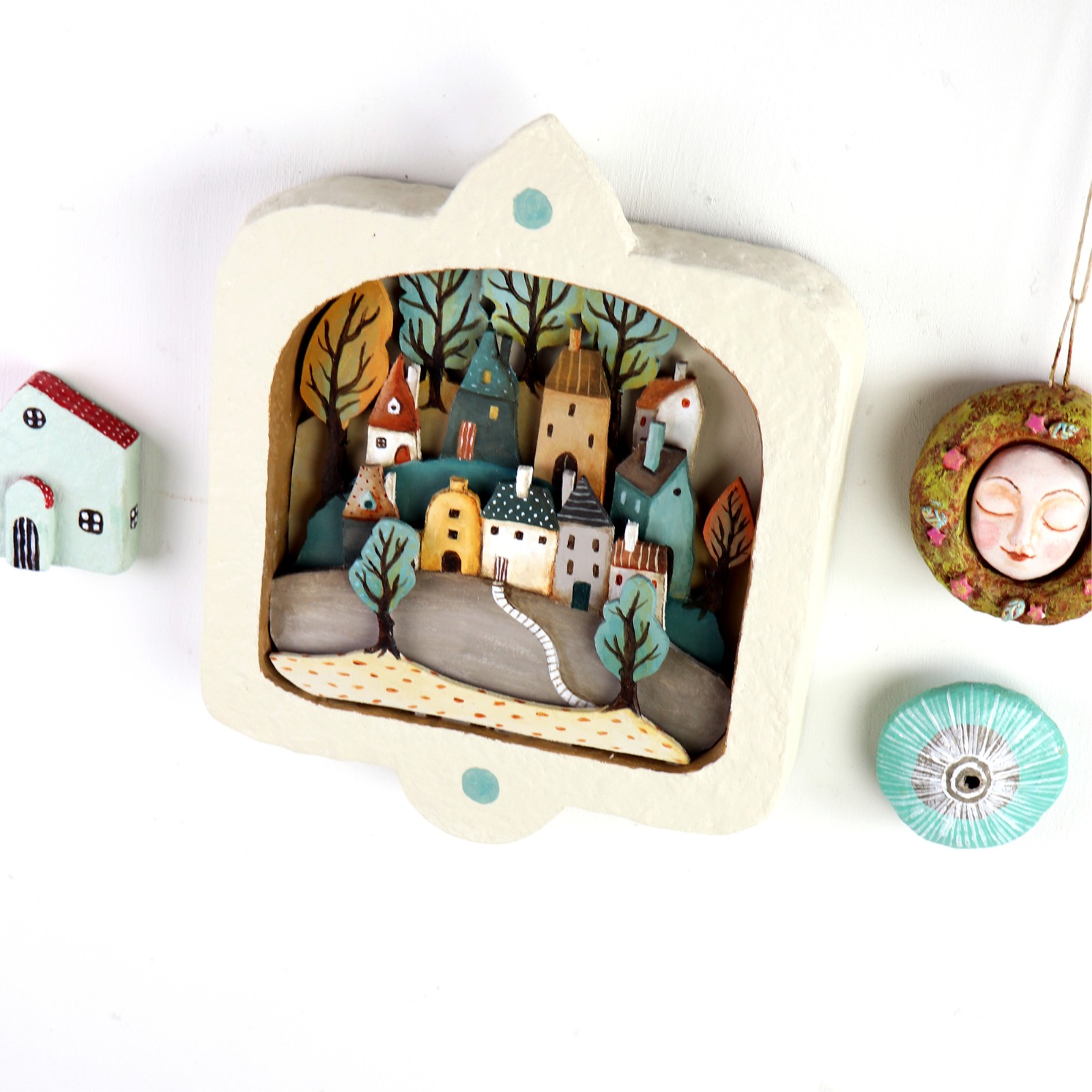 Muur Diorama met Huisjes, Heuvels Bomen  in Aardtinten