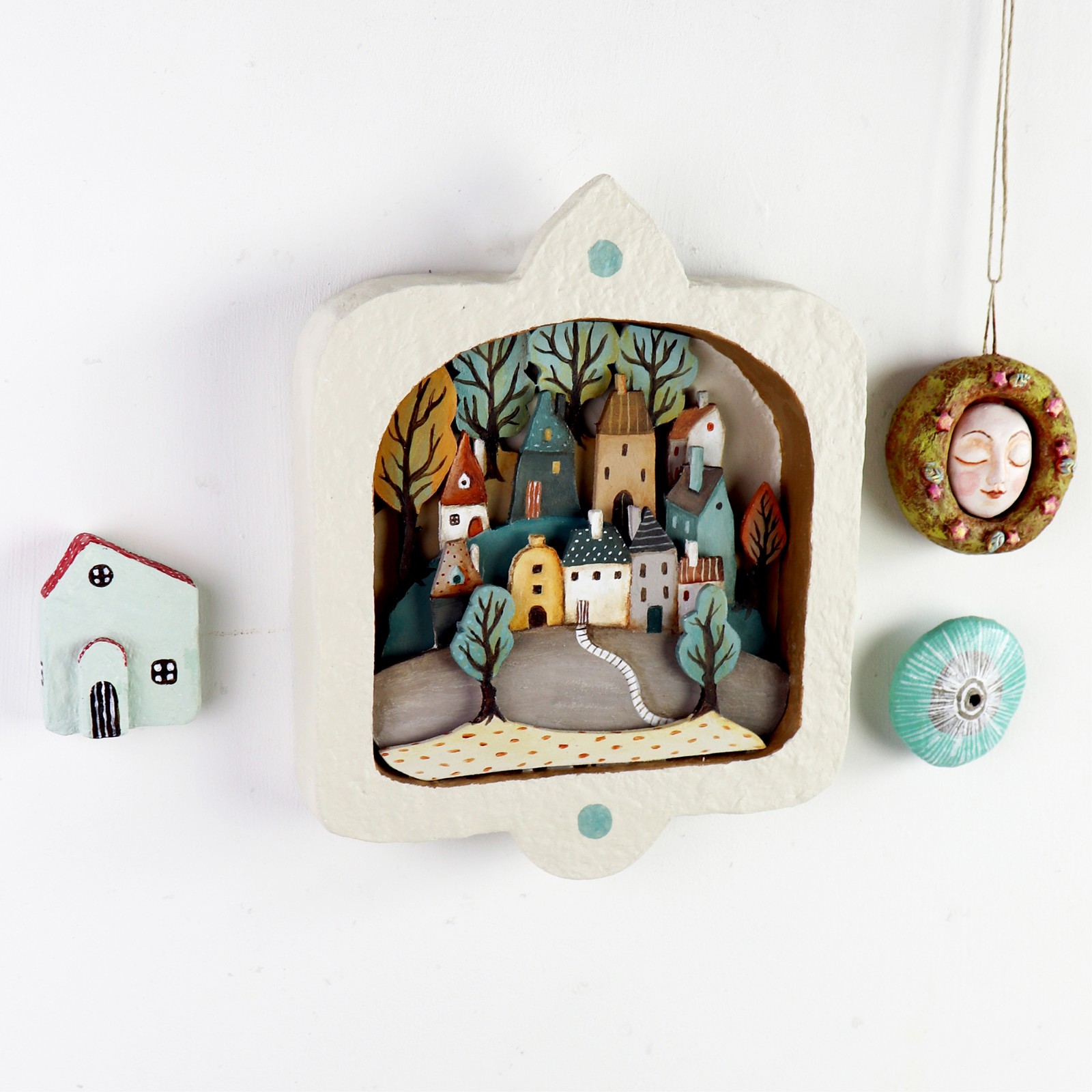 Muur Diorama met Huisjes, Heuvels Bomen  in Aardtinten