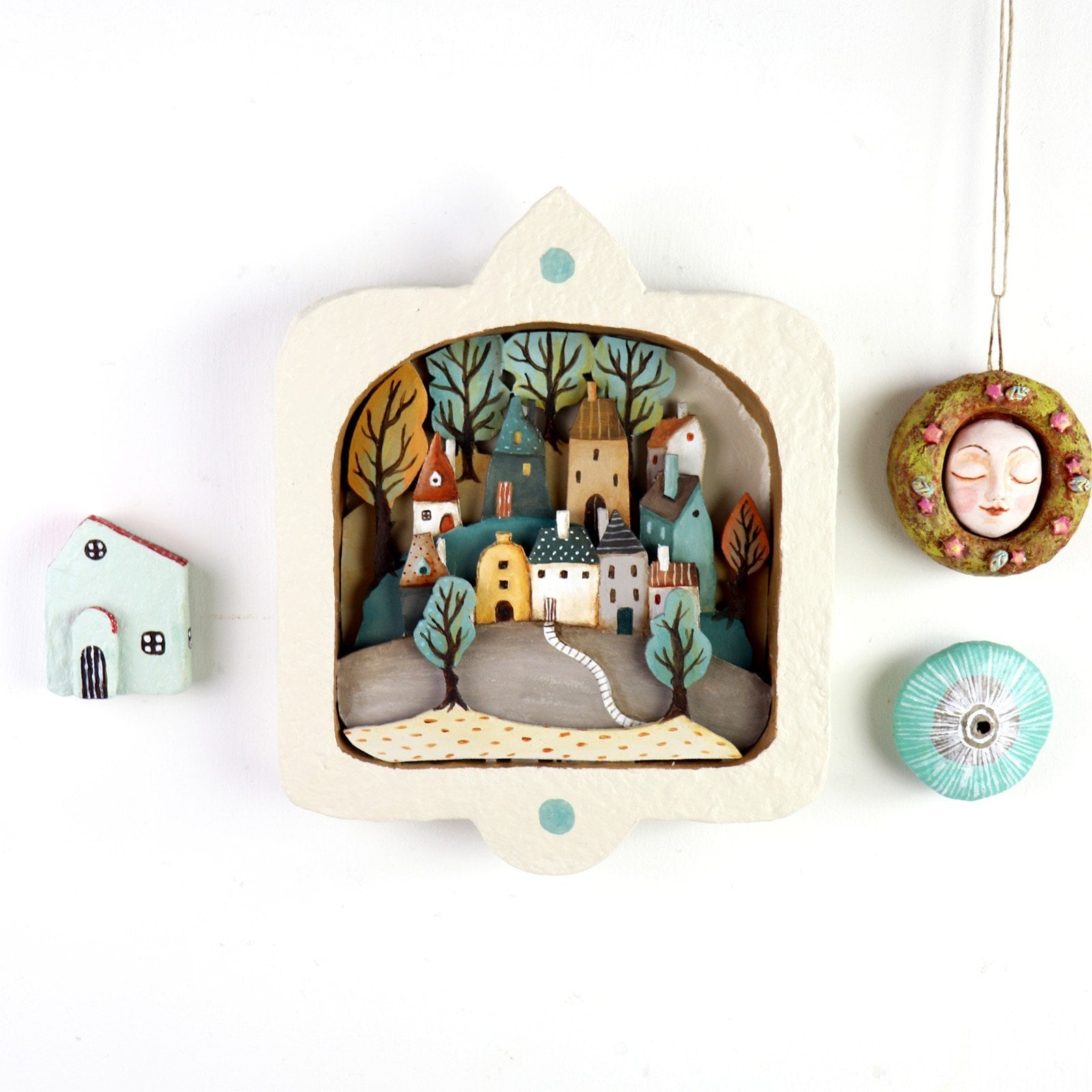 Muur Diorama met Huisjes, Heuvels Bomen  in Aardtinten