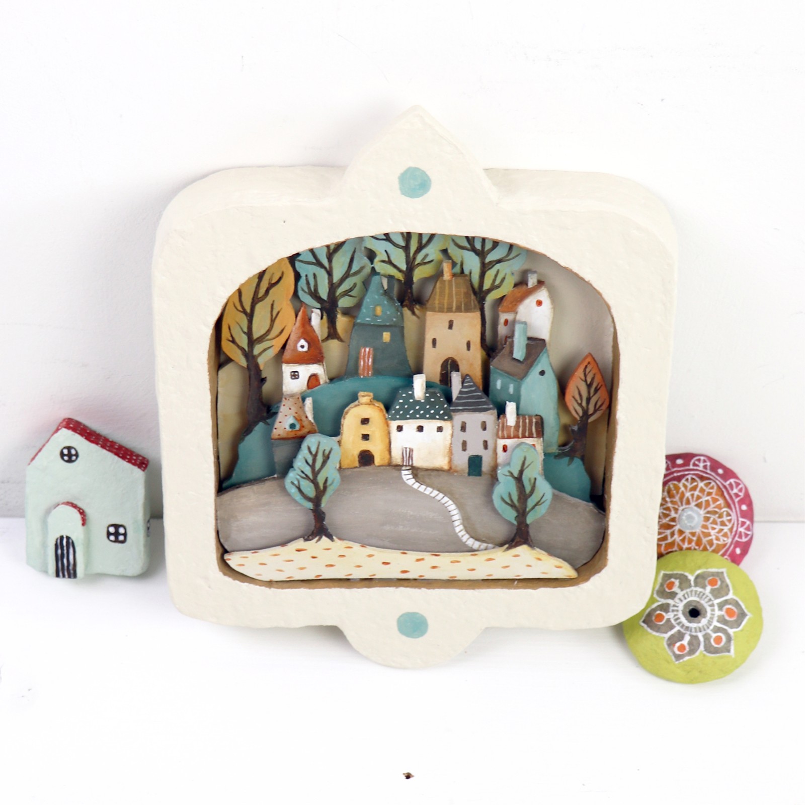 Muur Diorama met Huisjes, Heuvels Bomen  in Aardtinten