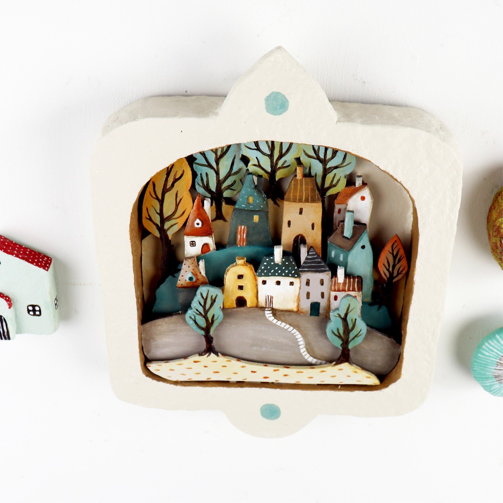 Muur Diorama met Huisjes, Heuvels Bomen  in Aardtinten