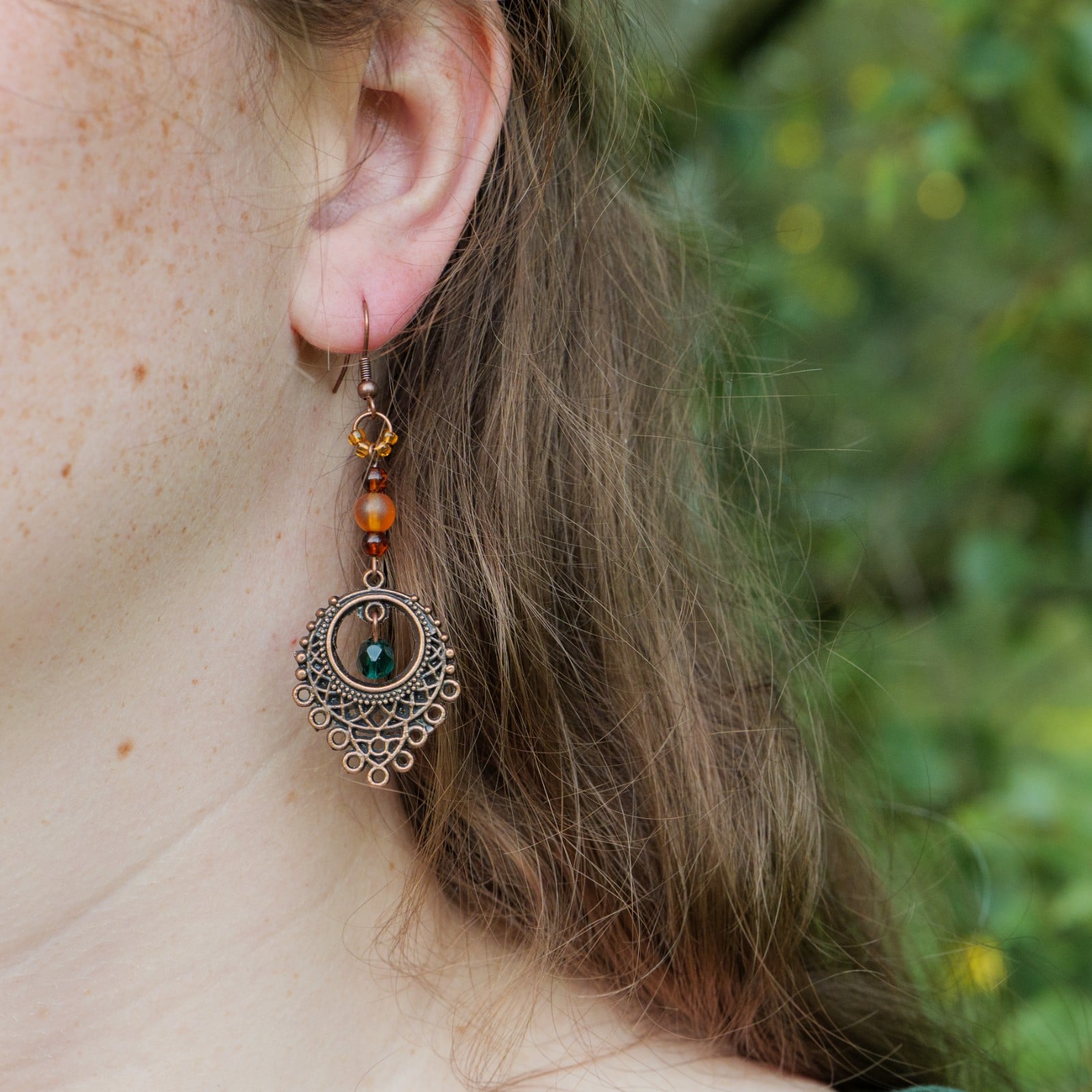 Oorbellen met antiek koperkleurig ornament en oranje en groene kralen - 97166 Oorbellen met antiek koperkleurig ornament en oranje en groene kralen