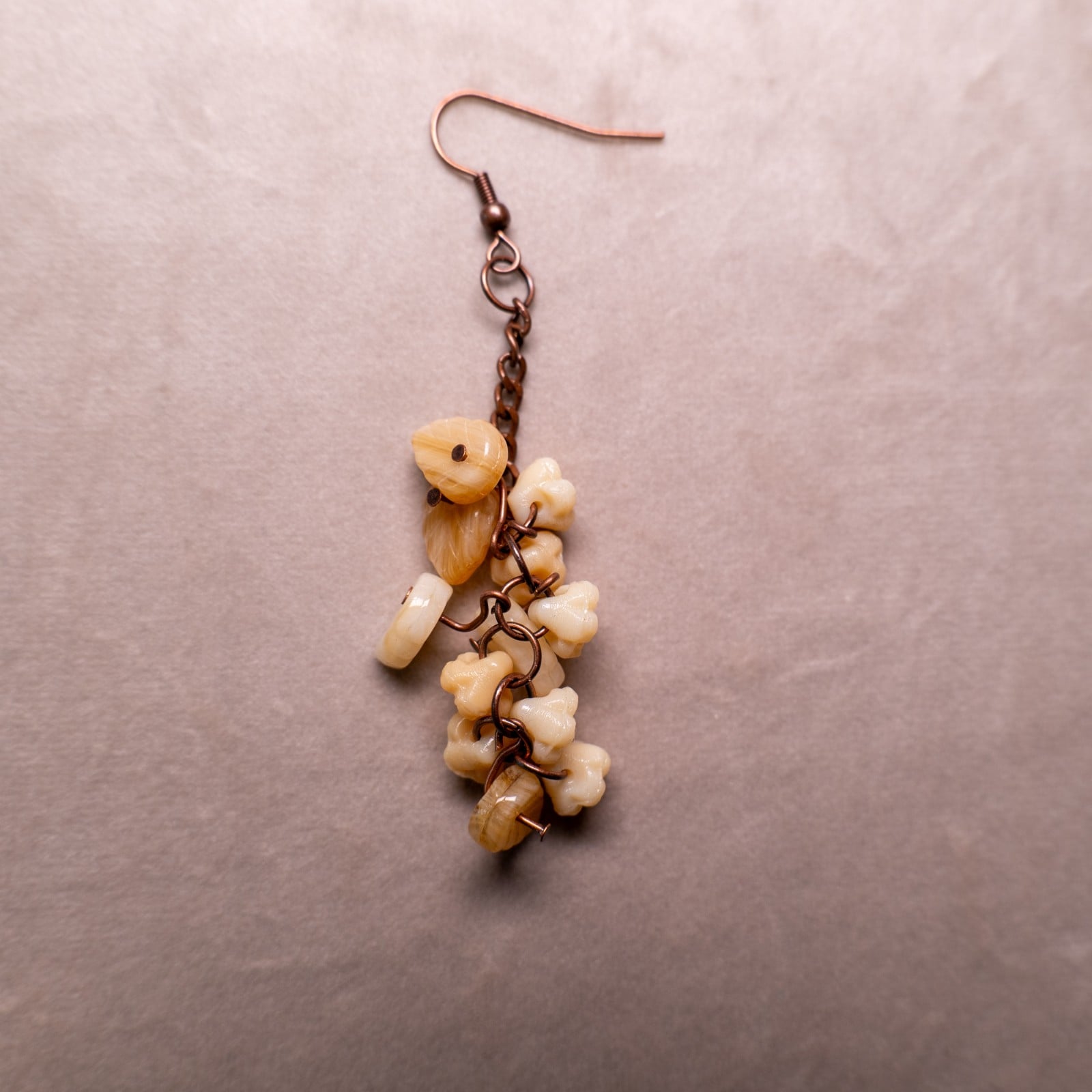 Oorbellen met crèmekleurige bloemetjes en blaadjes - 97172 Oorbellen met crèmekleurige bloemetjes en blaadjes