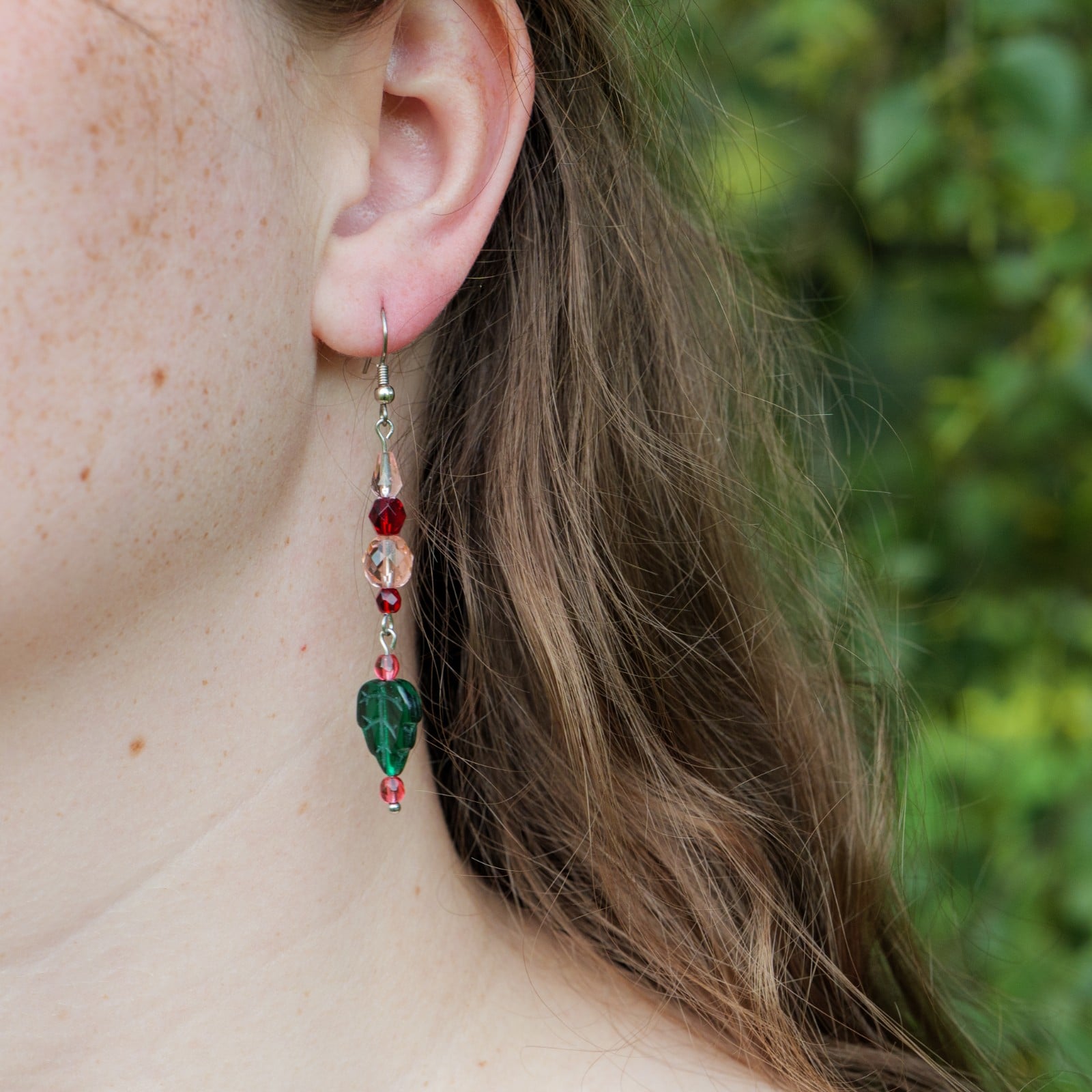 Oorbellen met groen blad en rode facetkralen - 97177 Oorbellen met groen blad en rode facetkralen