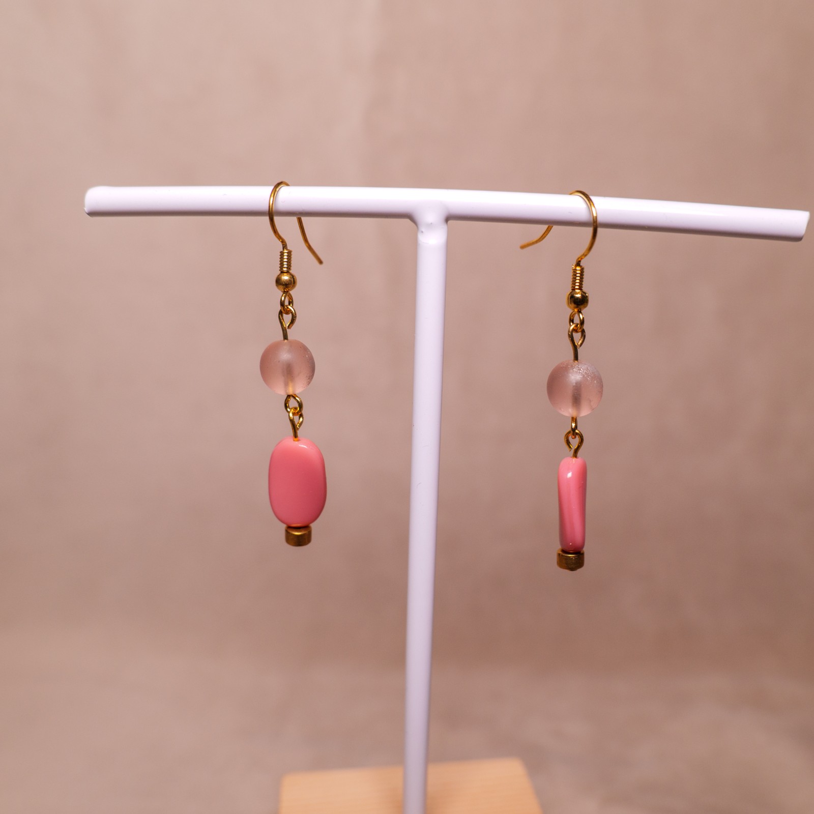 Oorbellen met oudroze en goudkleurige kralen - 97149 Oorbellen met oudroze en goudkleurige kralen