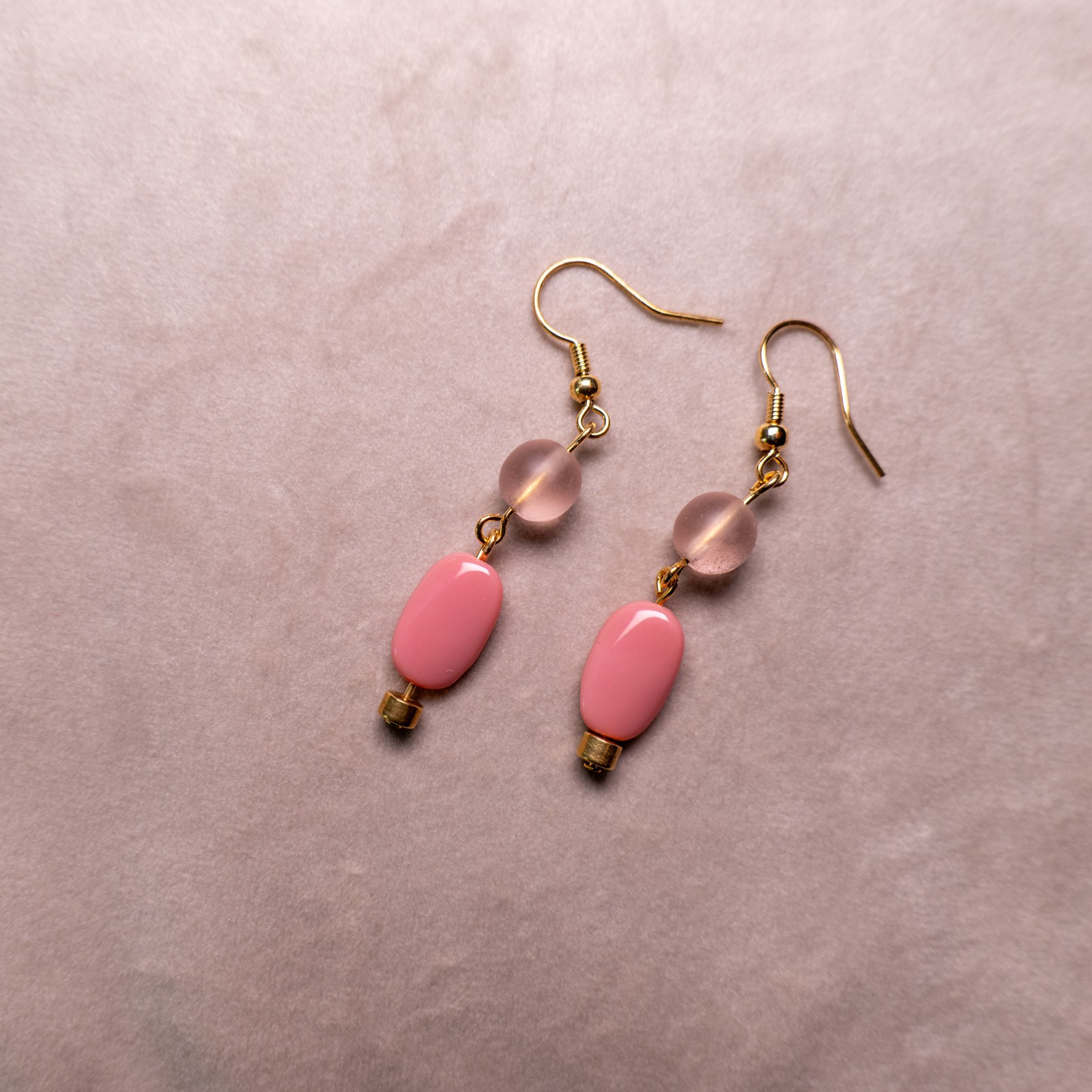 Oorbellen met oudroze en goudkleurige kralen - 97151 Oorbellen met oudroze en goudkleurige kralen