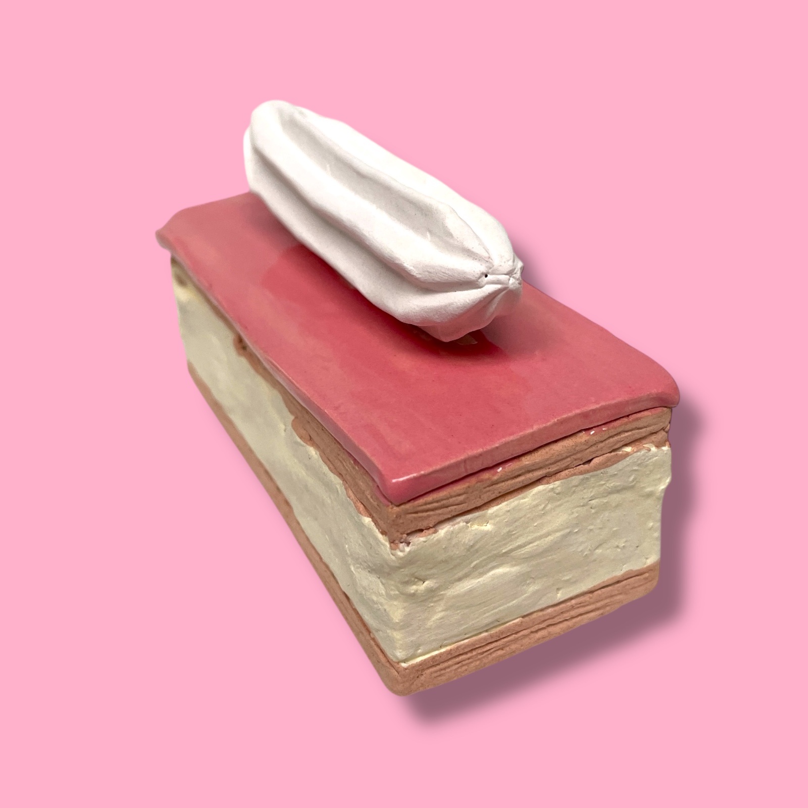 Tompouce met slagroom van keramiek