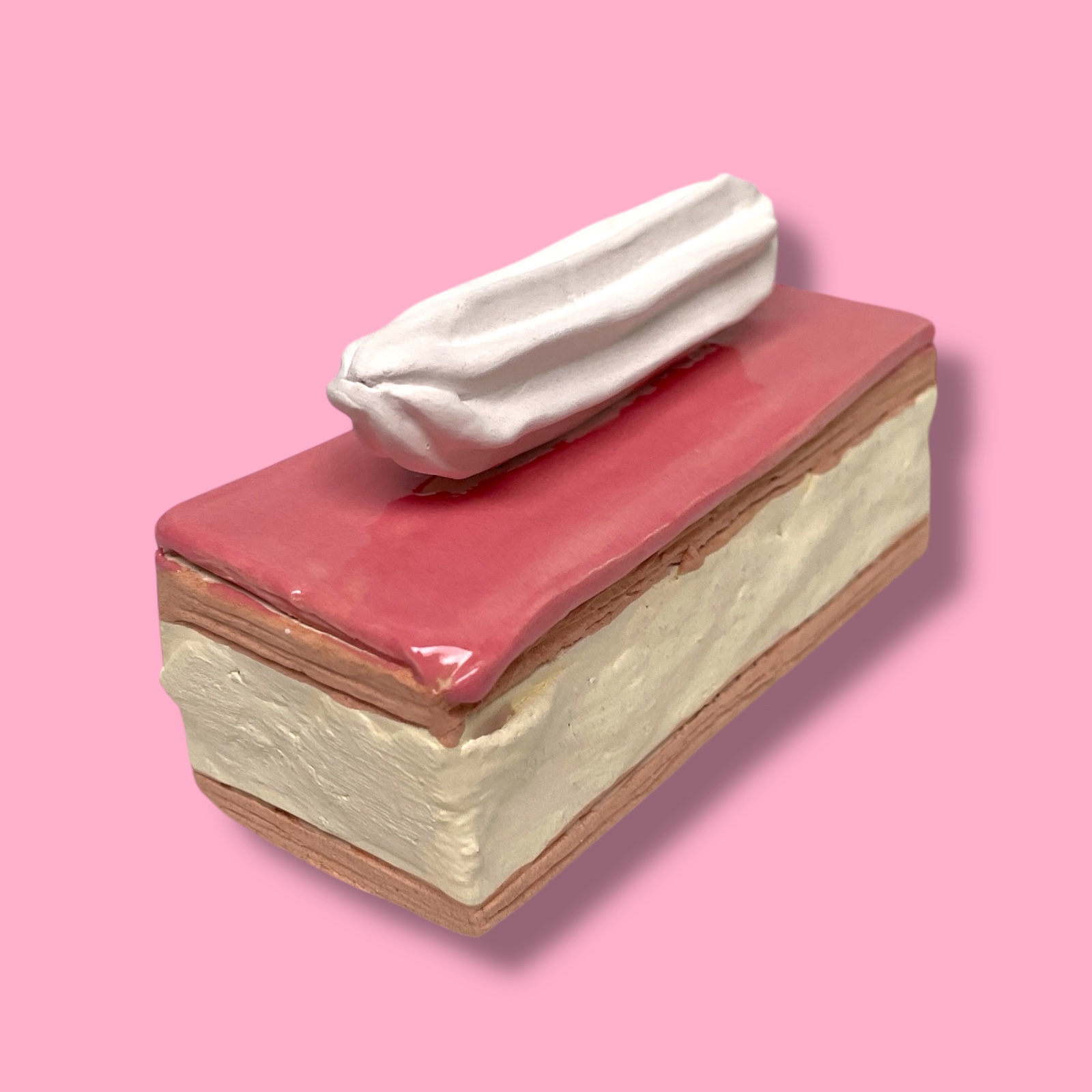 Tompouce met slagroom van keramiek