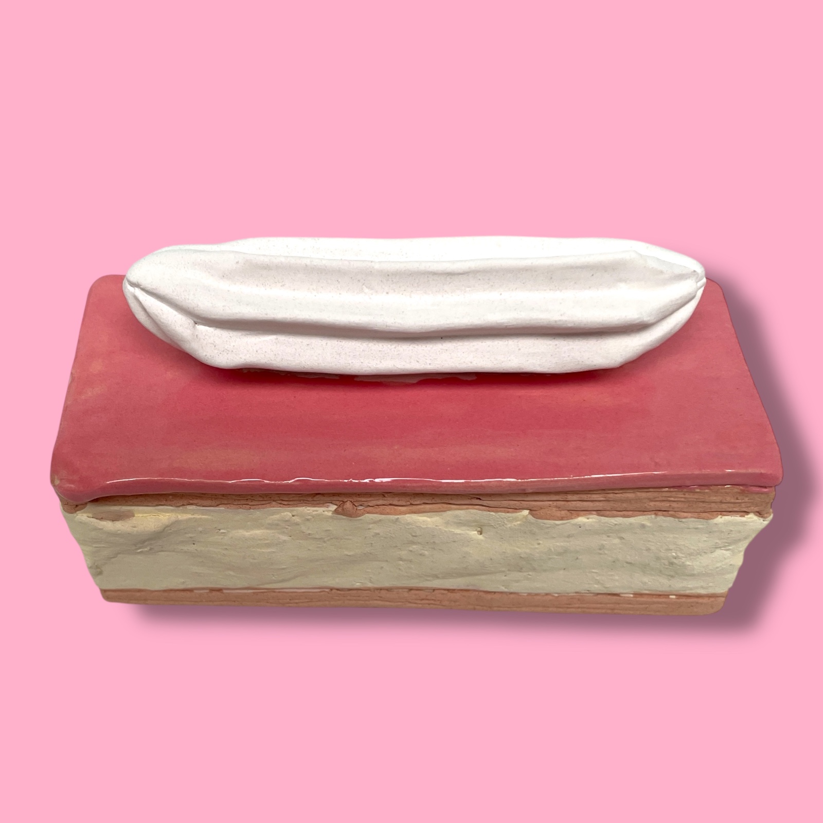 Tompouce met slagroom van keramiek