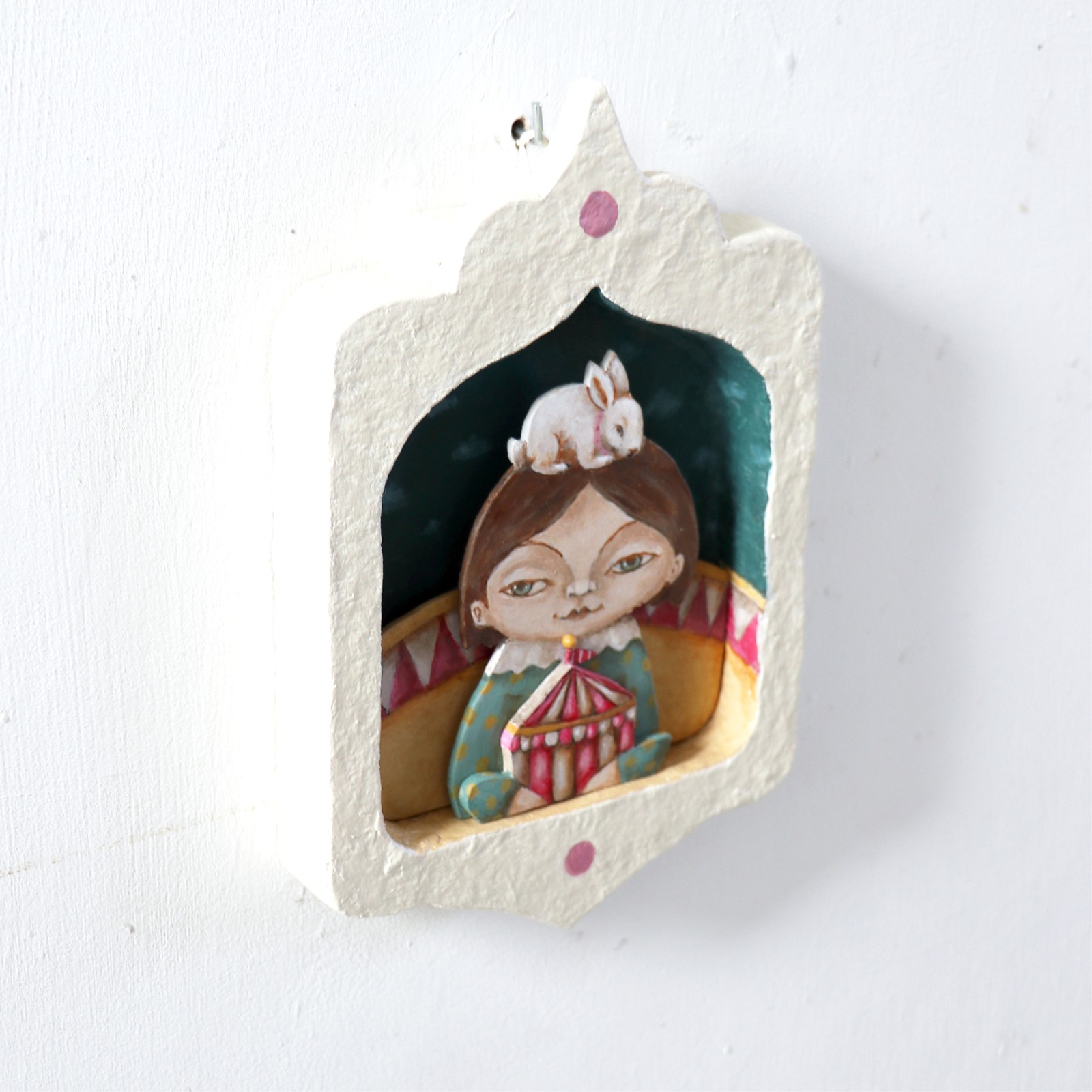 Circusmeisje met Wit Konijn, gelaagde mixed-media schilderij in handg… - 100192 Circusmeisje met Wit Konijn, gelaagde mixed-media schilderij in handgemaakte lijst